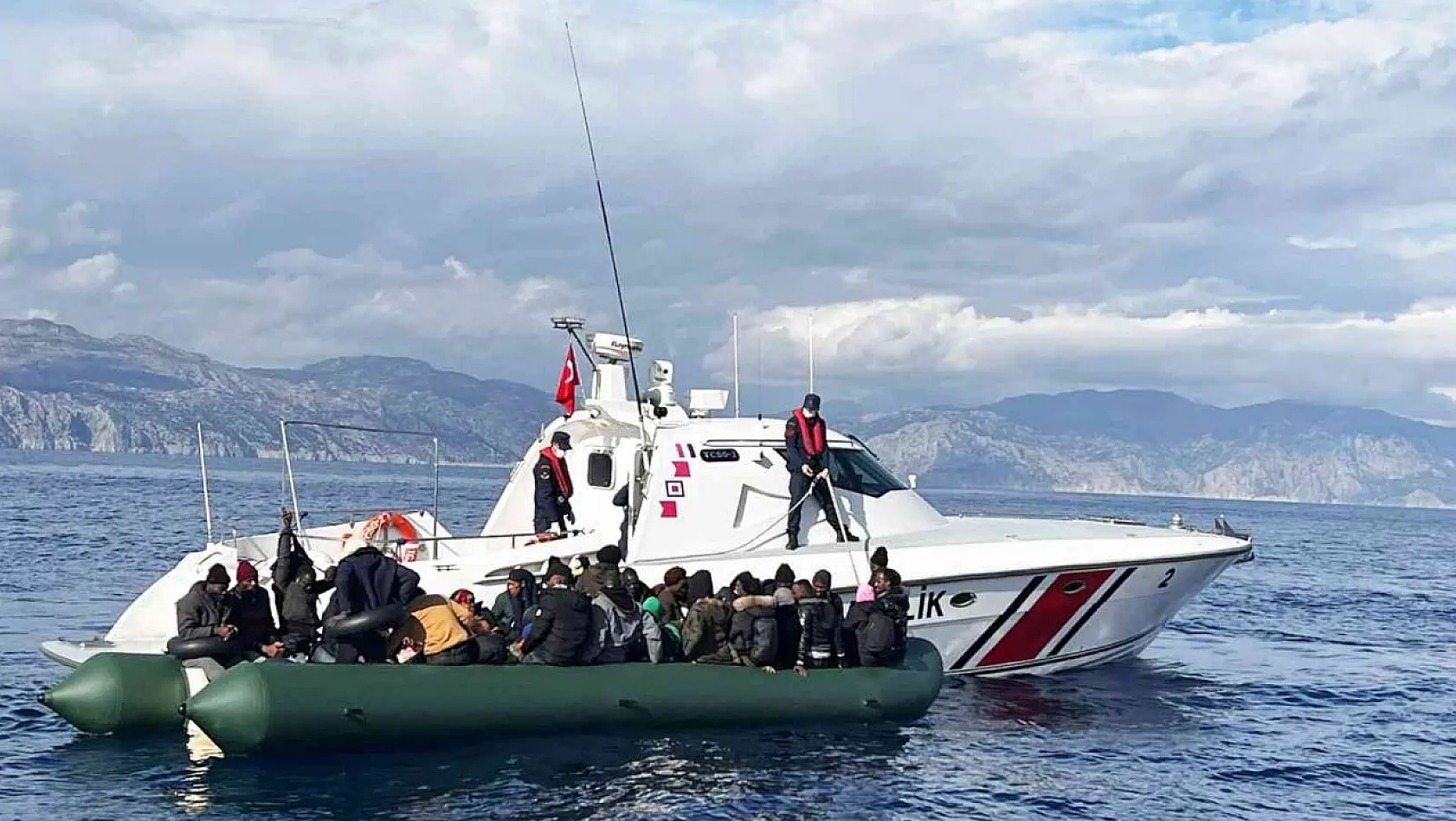 Marmaris'te 37 düzensiz göçmen kurtarıldı