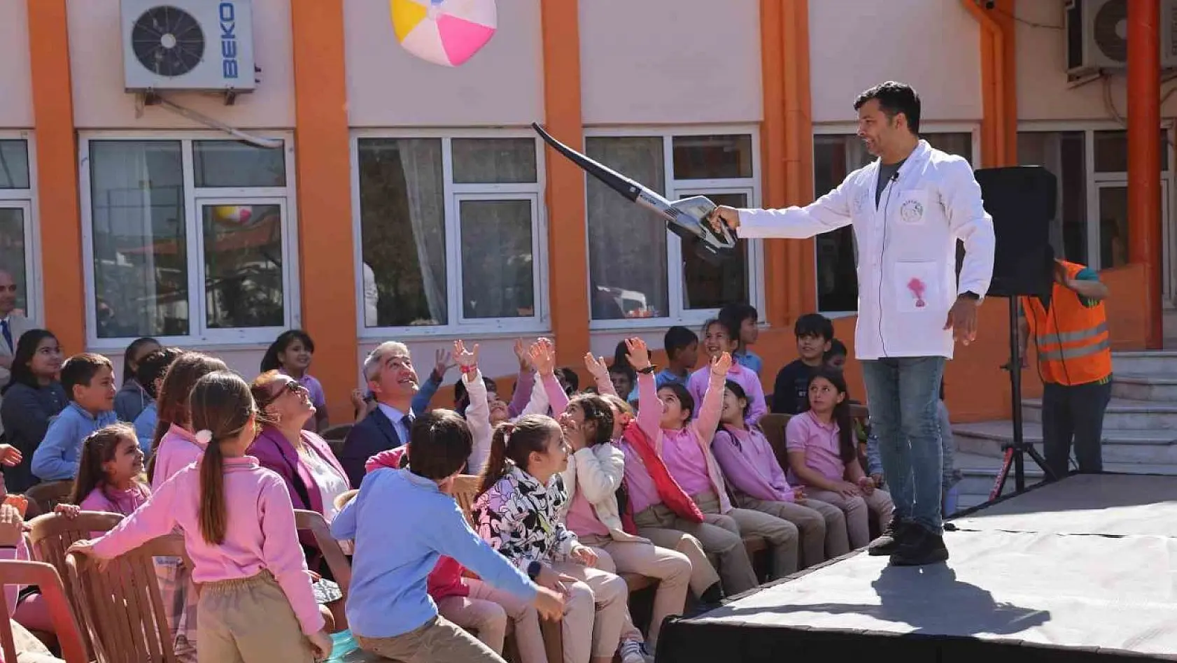 Marmaris'te 9 okulda bin 361 çocuk eğlenceli bilimle tanıştı