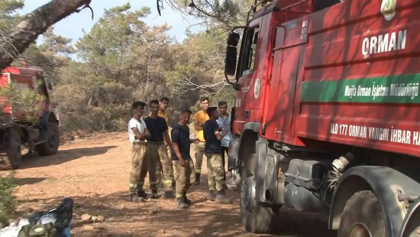 Marmaris'te alev nöbeti tutan orman işçisi: 'Her yer güvenli denilene kadar bu bölgedeyiz'