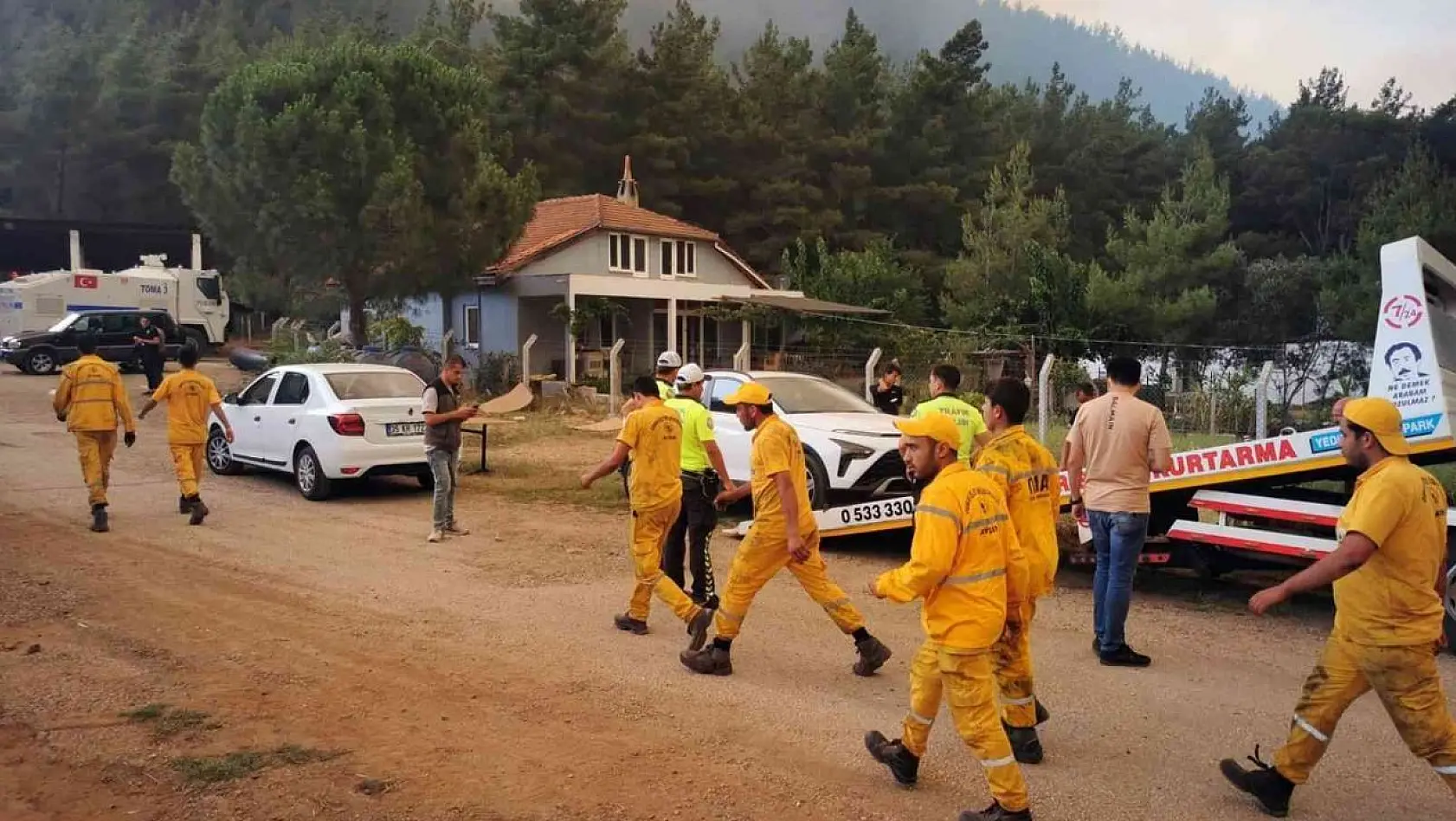 Marmaris'te alevlerin tehdidi altındaki yangın kriz merkezi boşaltılıyor