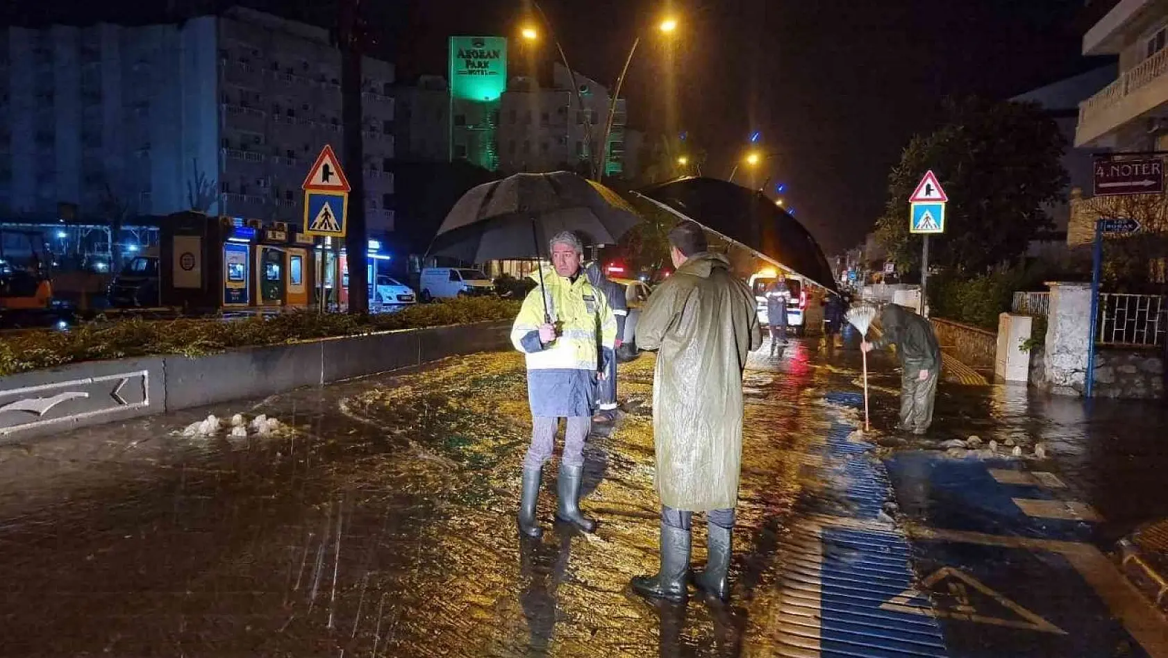Marmaris'te belediye ekipleri yağmur nöbetinde