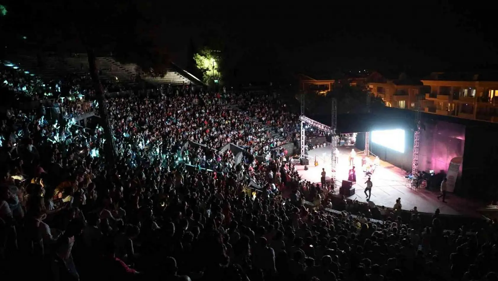 Marmaris'te binlerce çocuk hep birlikte şarkılar söyleyip doyasıya eğlendi