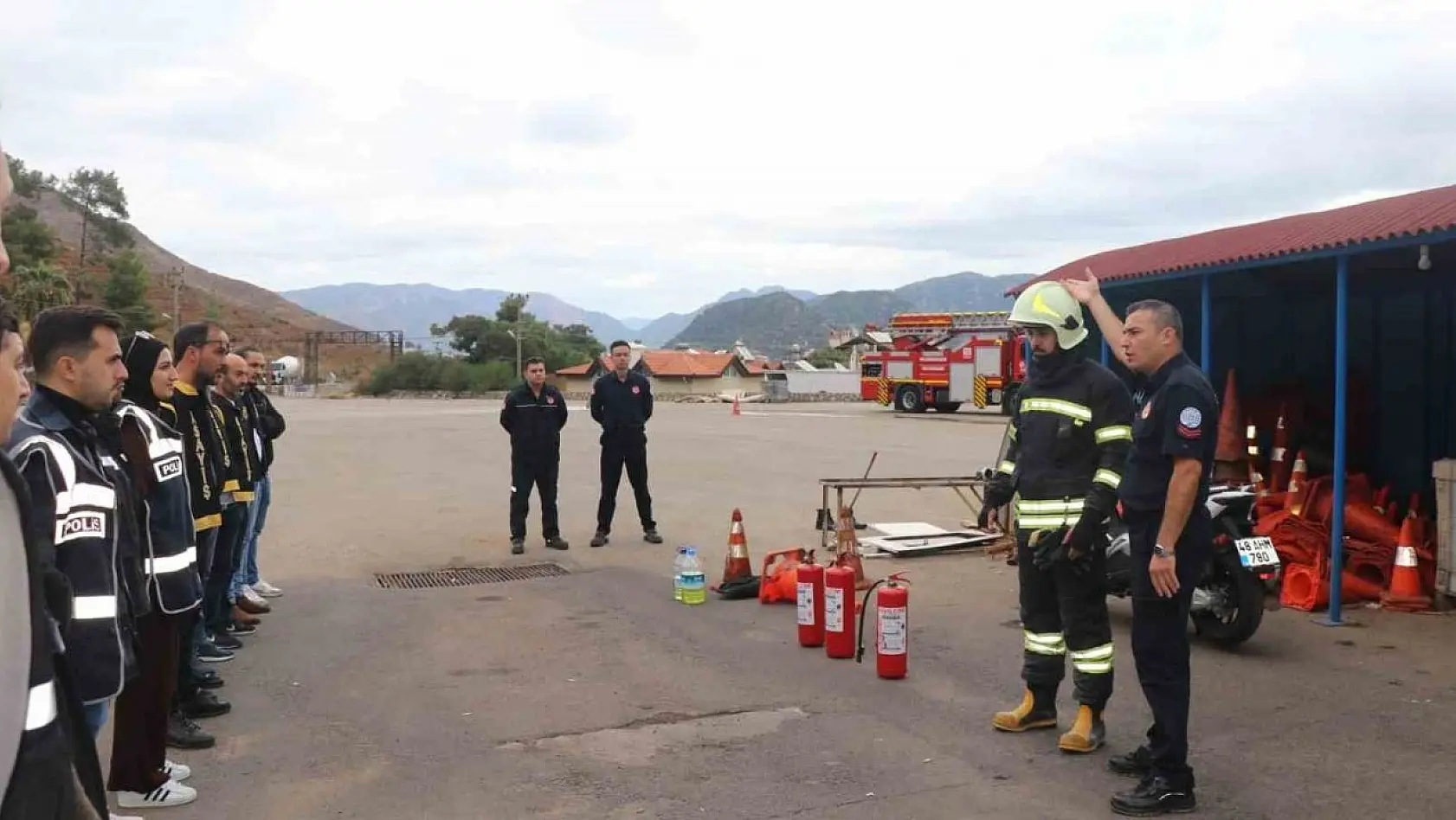 Marmaris'te itfaiyeden polise yangın eğitimi