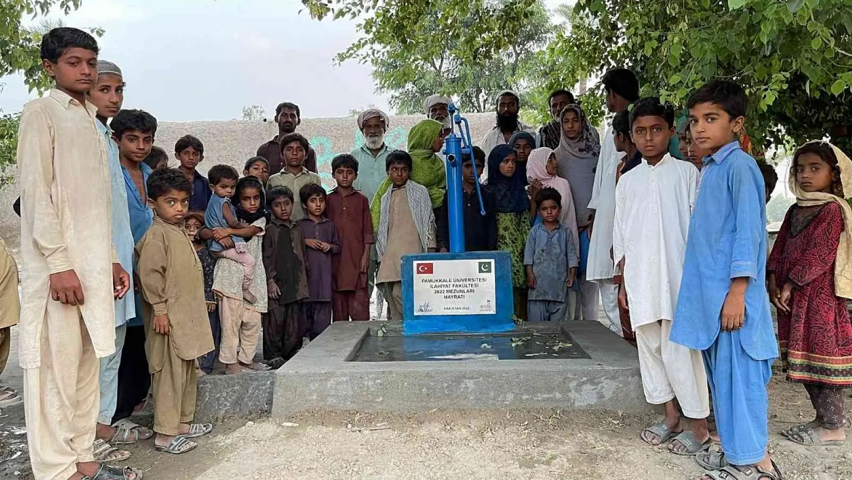 Mezuniyet anısına Pakistan'da su kuyusu açtırdılar