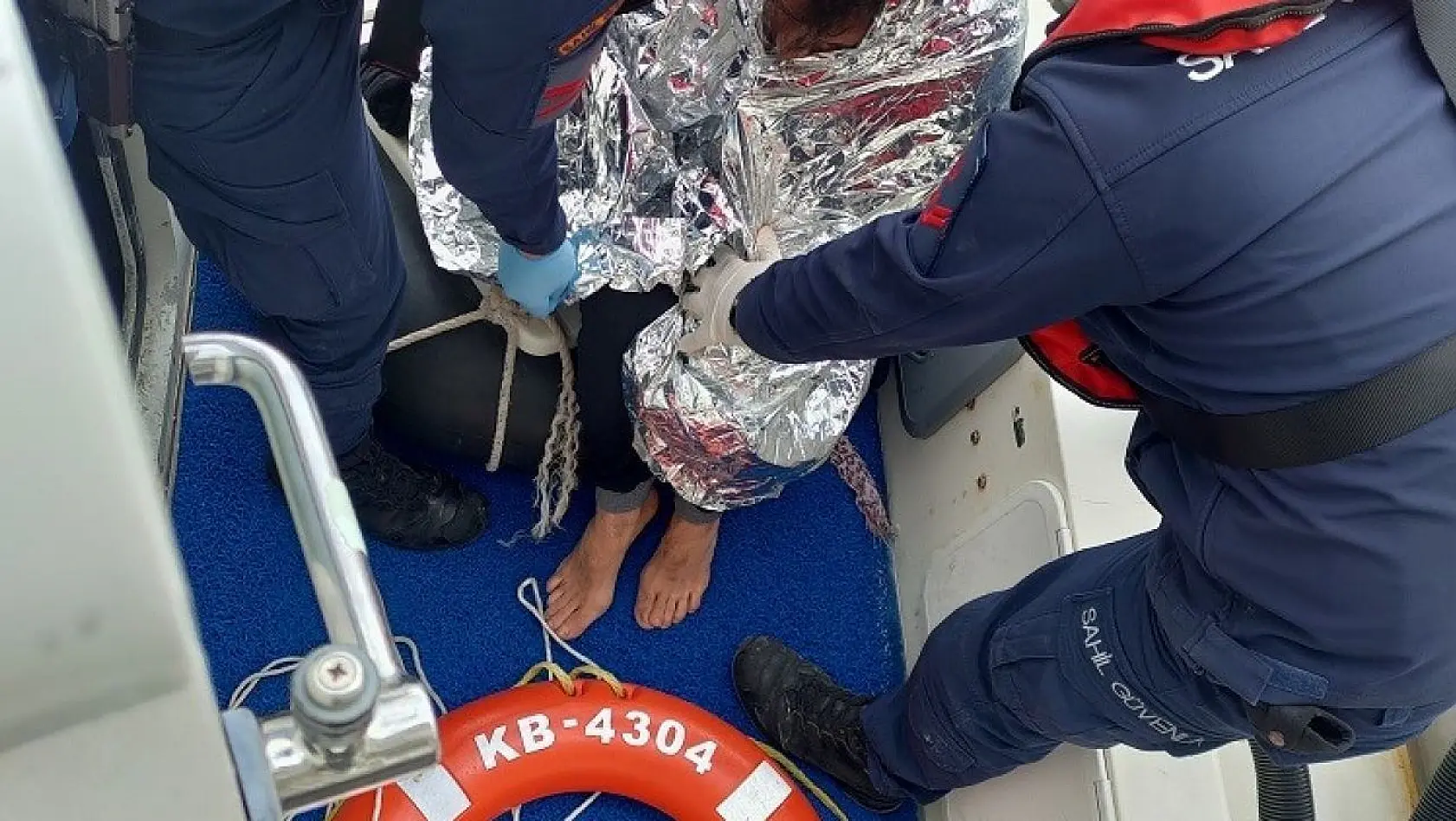 Midilli Adası'na yüzerek geçmek isteyen göçmen Sahil Güvenlik ekiplerince kurtarıldı