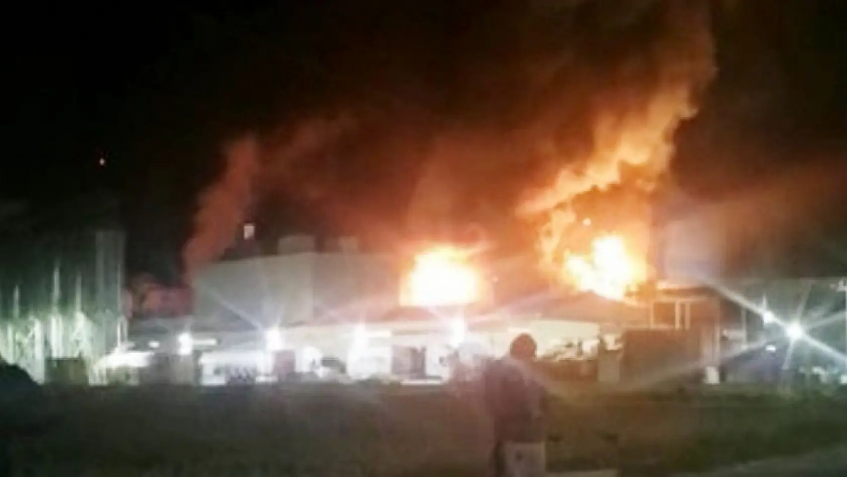Milas'ta balık yem fabrikasında patlama sonrası yangın çıktı