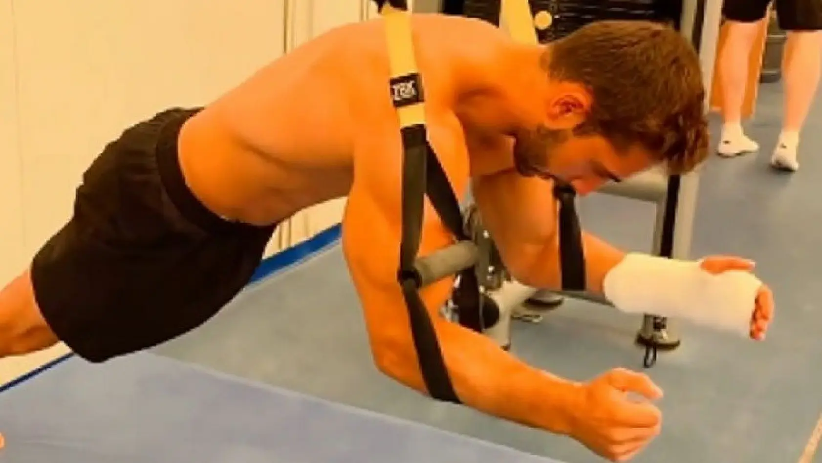 Milli cimnastikçi İbrahim Çolak, kırık eline rağmen antrenman yaptı