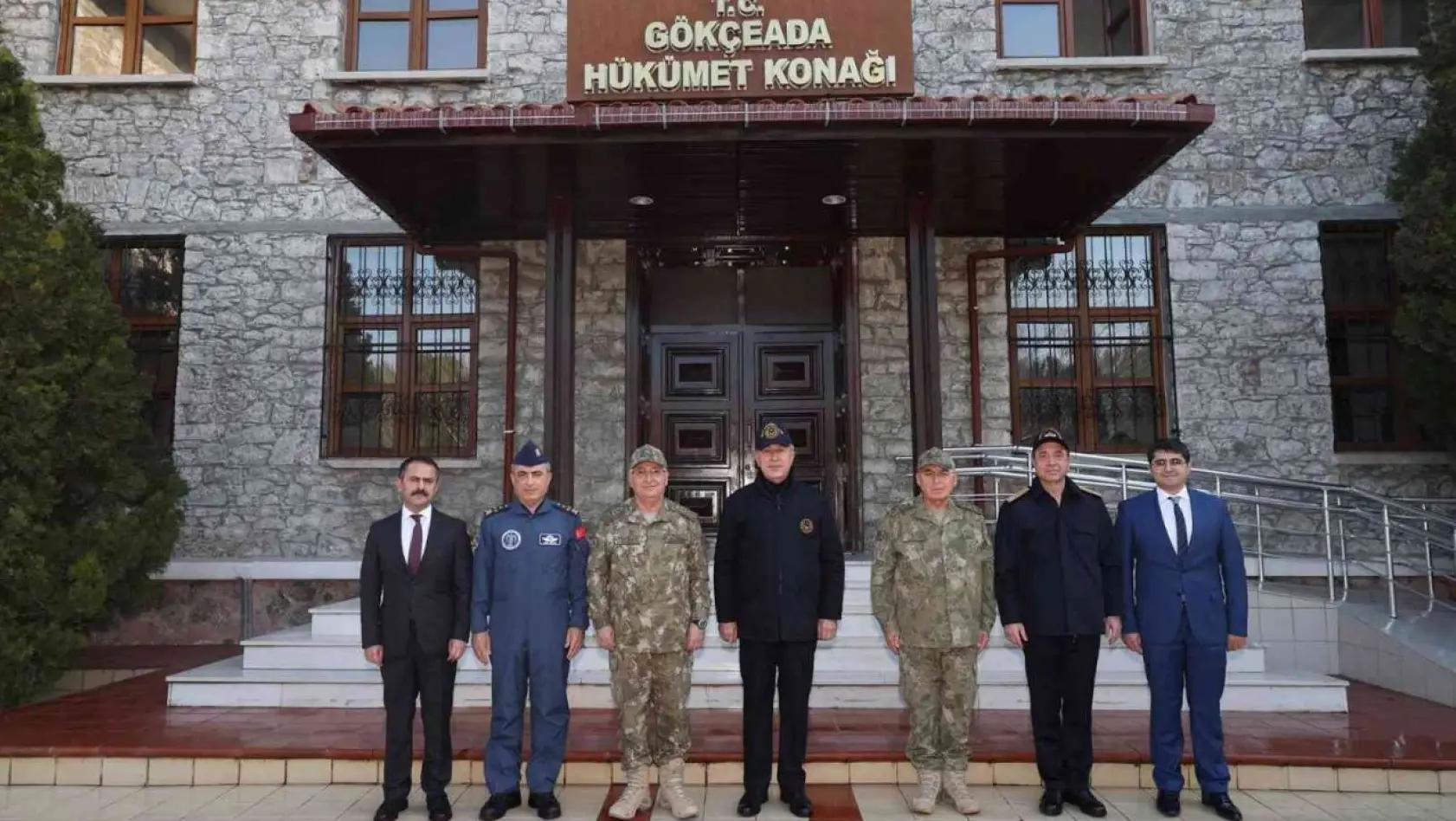 Milli Savunma Bakanı Akar ve komuta kademesinden Gökçeada'ya ziyaret