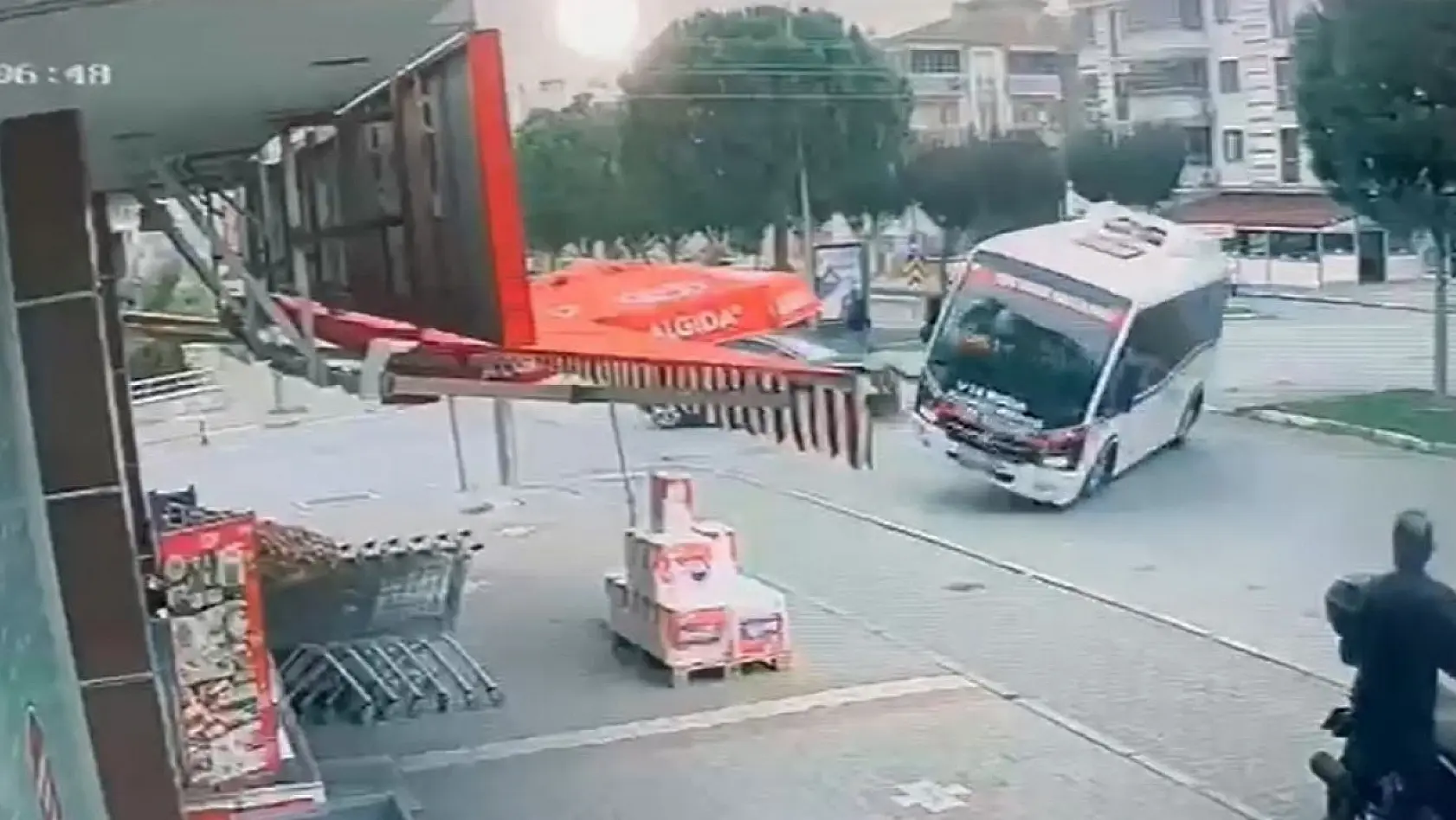 Minibüsün devrildiği kaza anları kameraya yansıdı