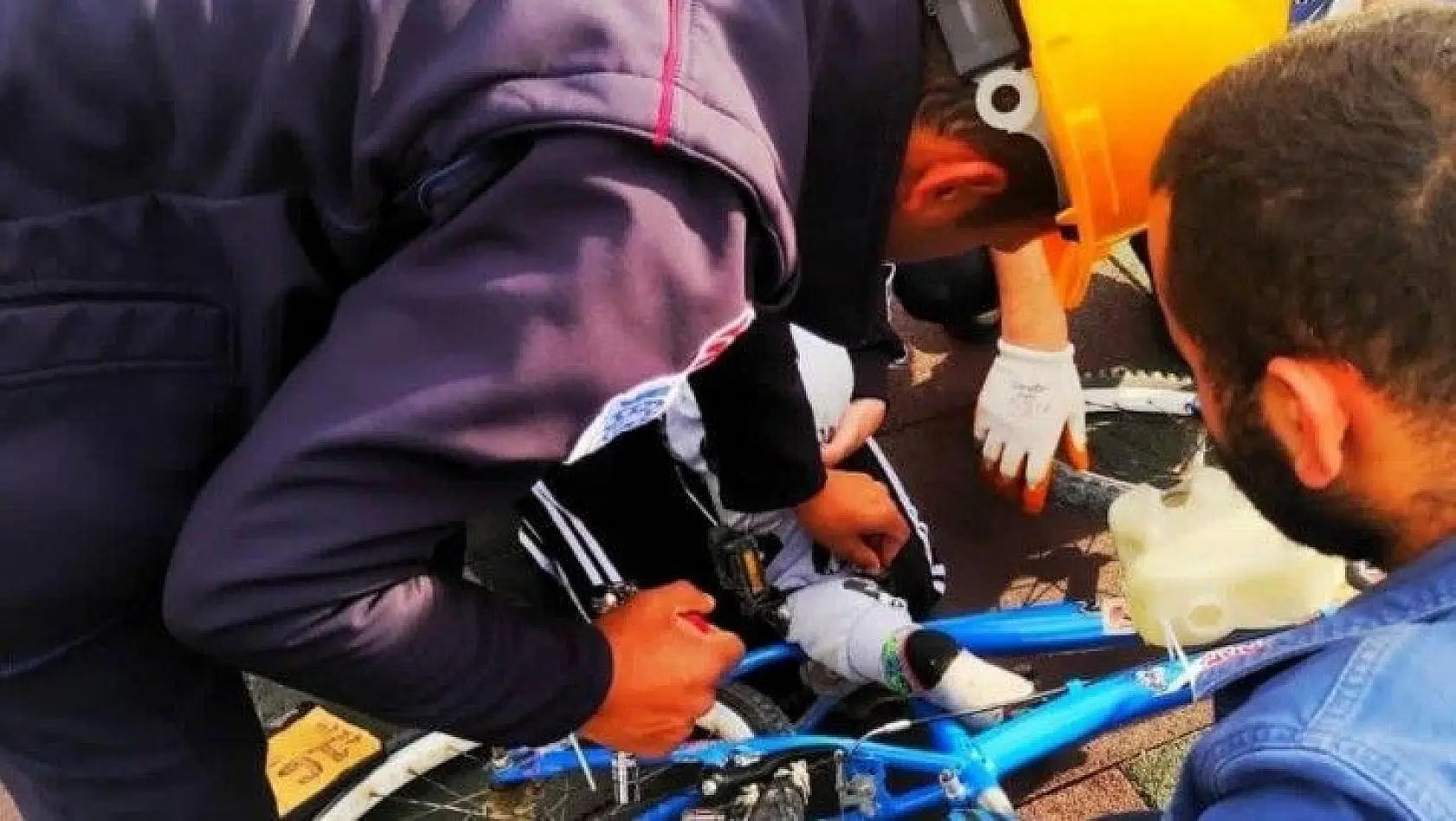 Minik çocuğun ayağı bisiklete sıkıştı, yardımına itfaiye yetişti