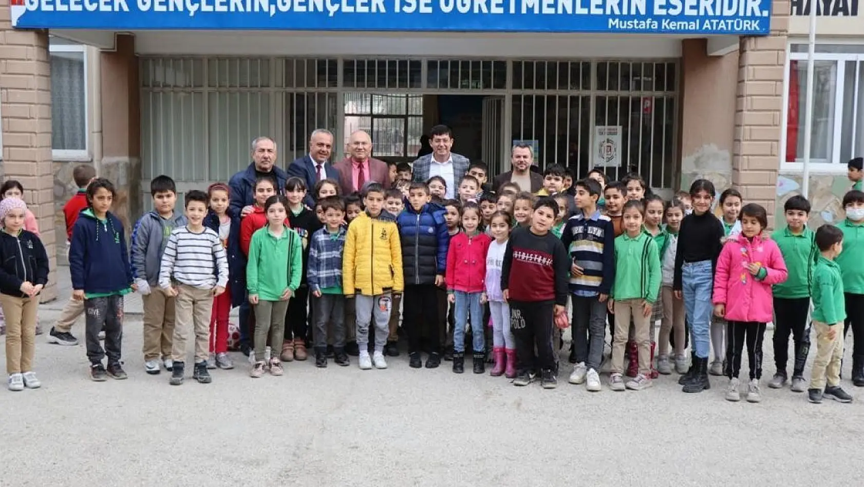 Minik öğrenciler ilk karne hediyelerini Başkan Özcan'dan aldı