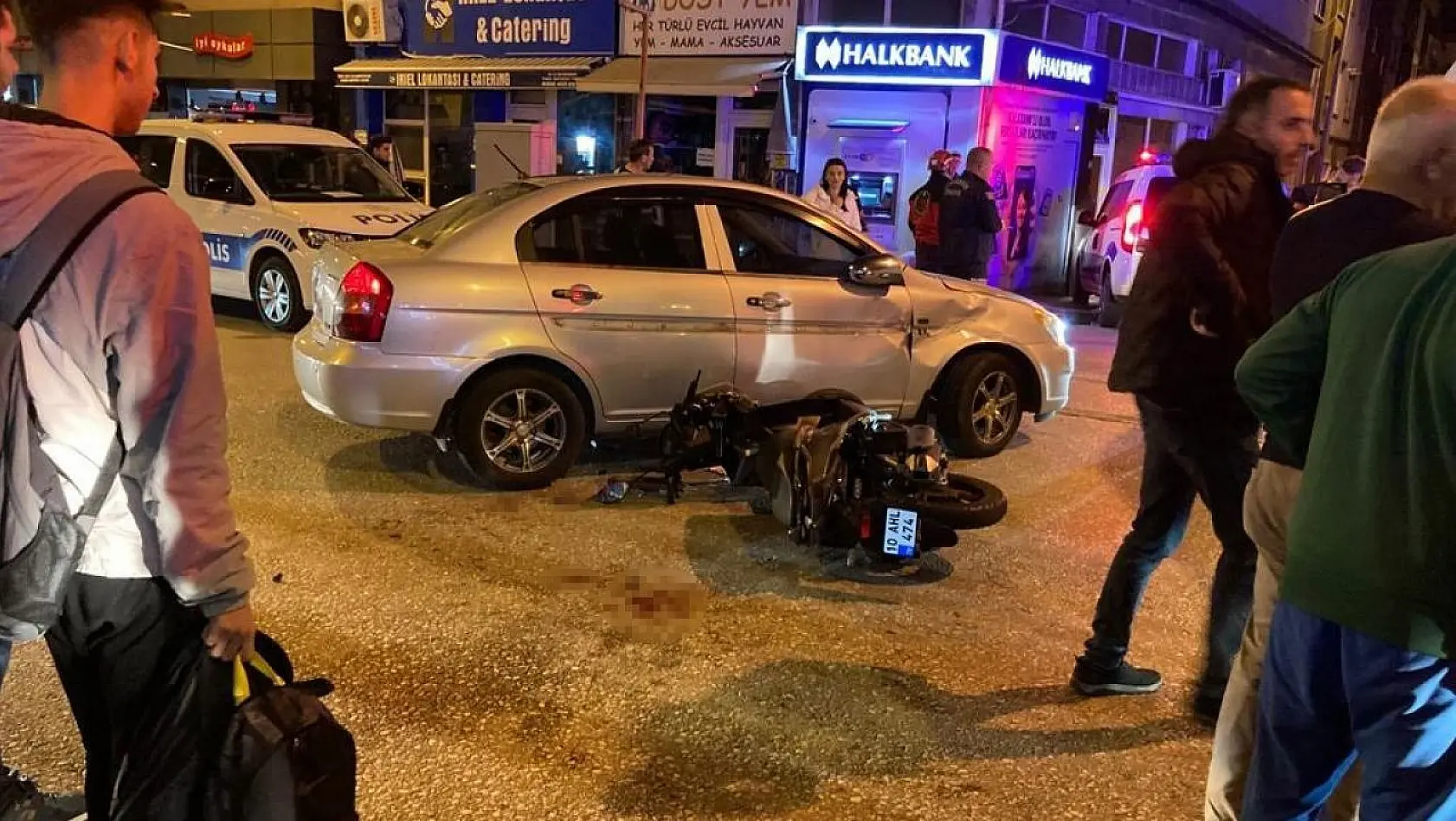Motosiklet aniden önüne kıran otomobile çarptı: 2 yaralı