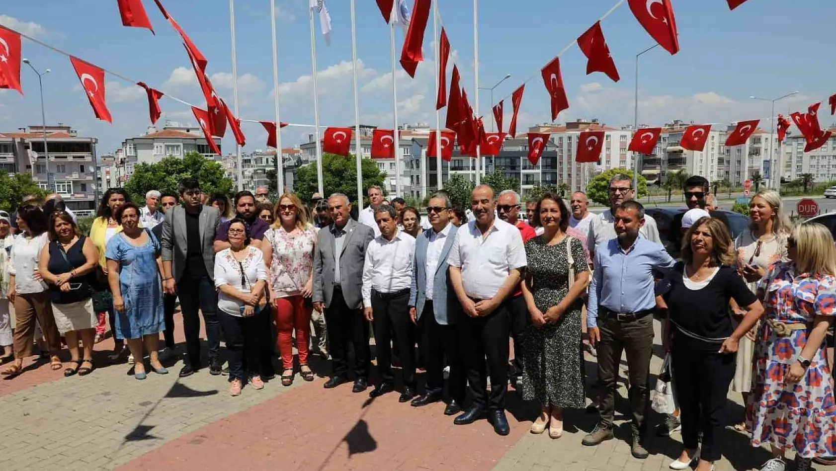 Mudanya Belediyesi yüzme havuzu yenilenen yüzüyle açıldı