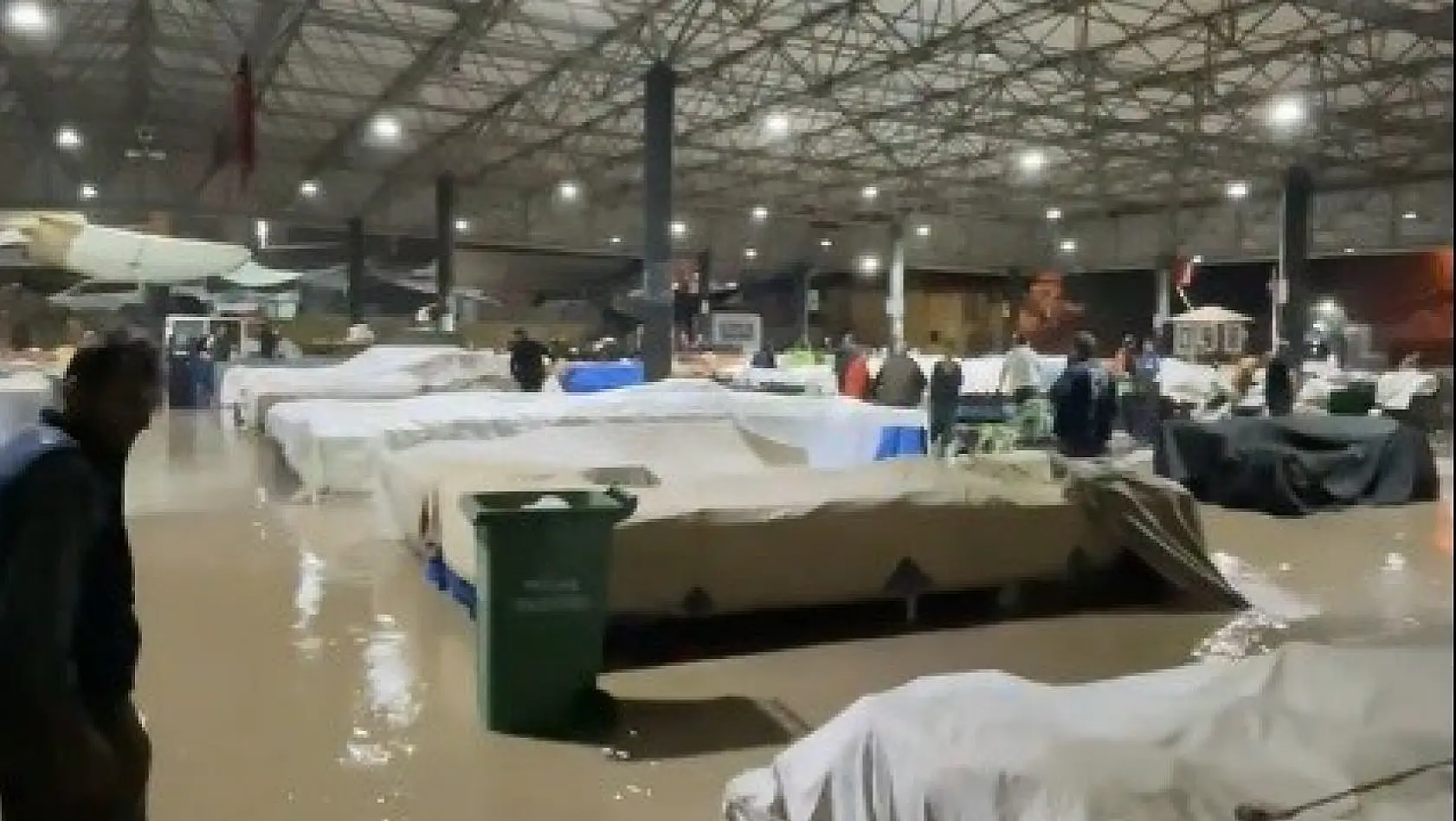 Muğla'da şiddetli yağış semt pazarını sular altında bıraktı