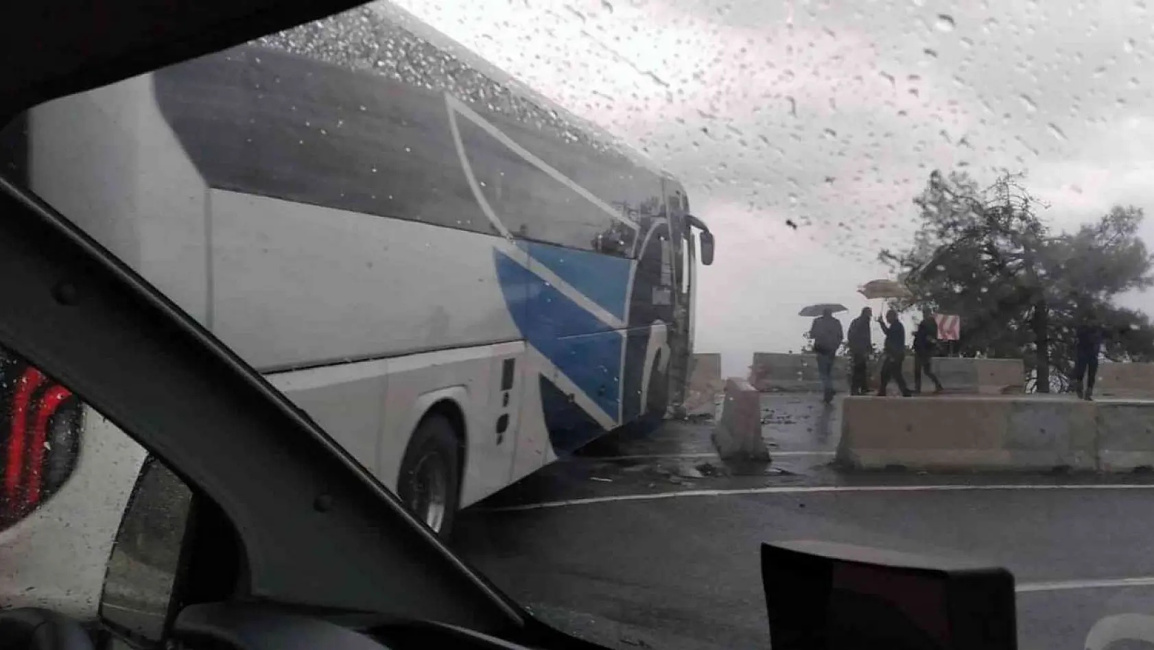 Muğla'da yolcu otobüsü refüje çarpıp karşı şeride geçti