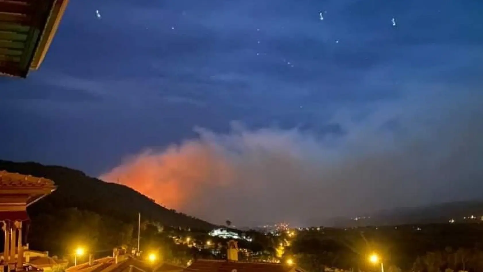 Muğla'daki orman yangınında alevler yerleşim yerlerini tehdit ediyor