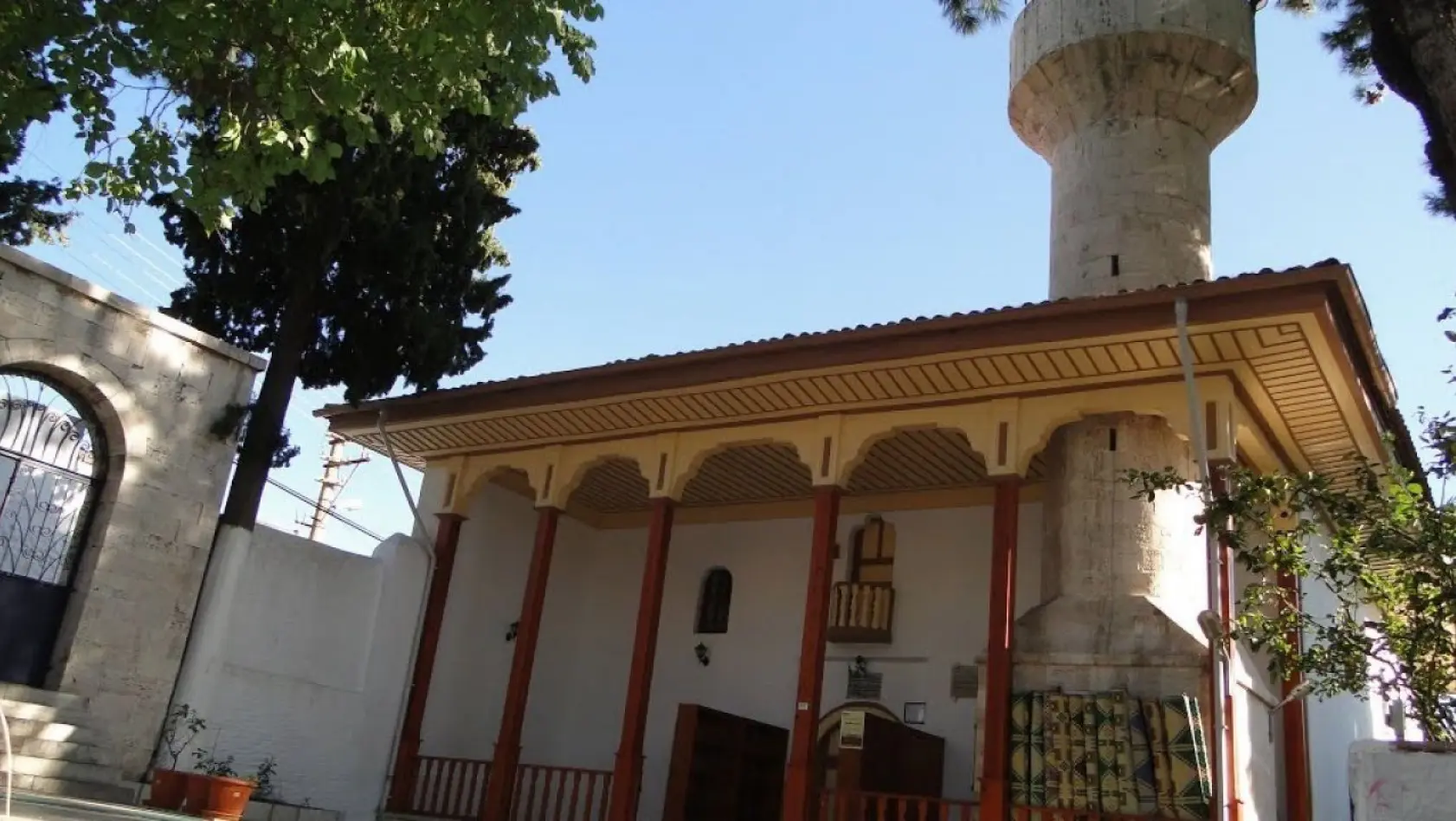 Muğla'nın Menteşe ilçesinde bulunan tarihi camii her yıl ziyaretçi akınına uğruyor