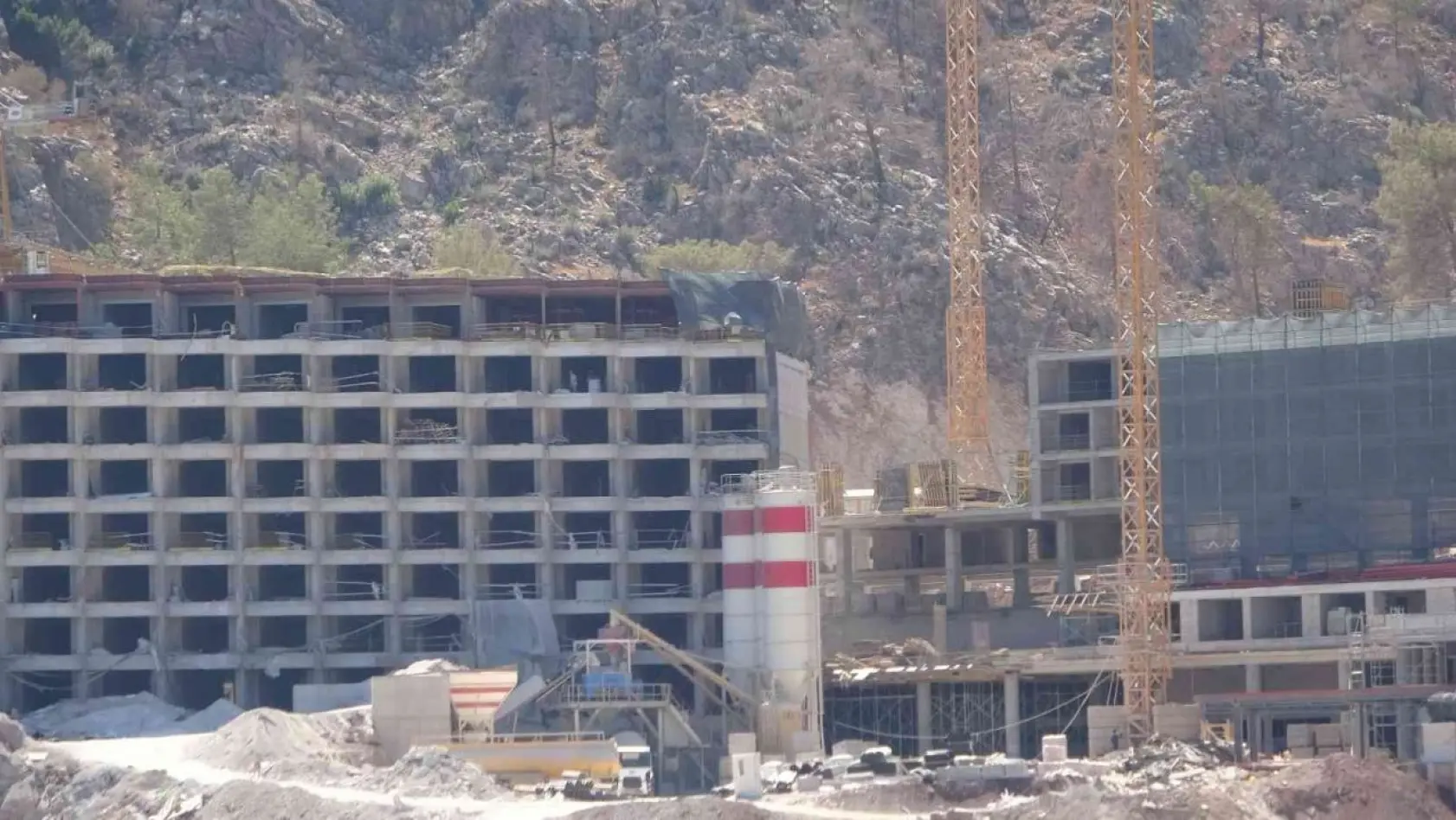 Mühürlenen otel inşaatı sürüyor