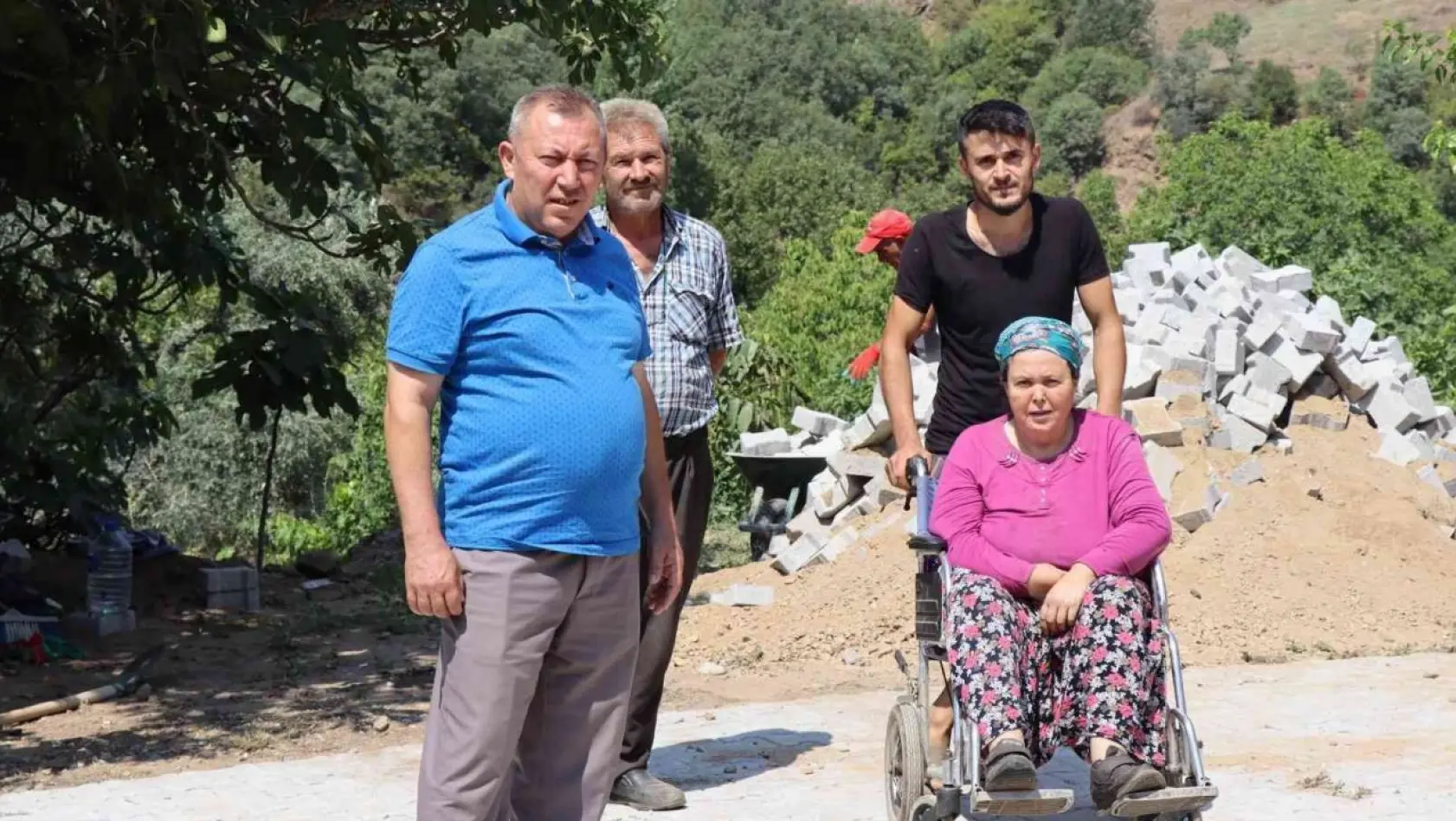 Nazilli Belediyesi engelli Şimşek'in evinin yolunu yeniledi