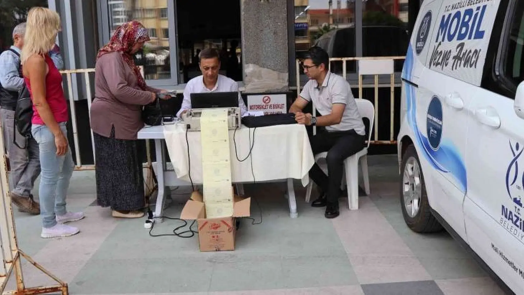 Nazilli Belediyesi'nin mobil vezne aracı vatandaşların hizmetine sunuldu