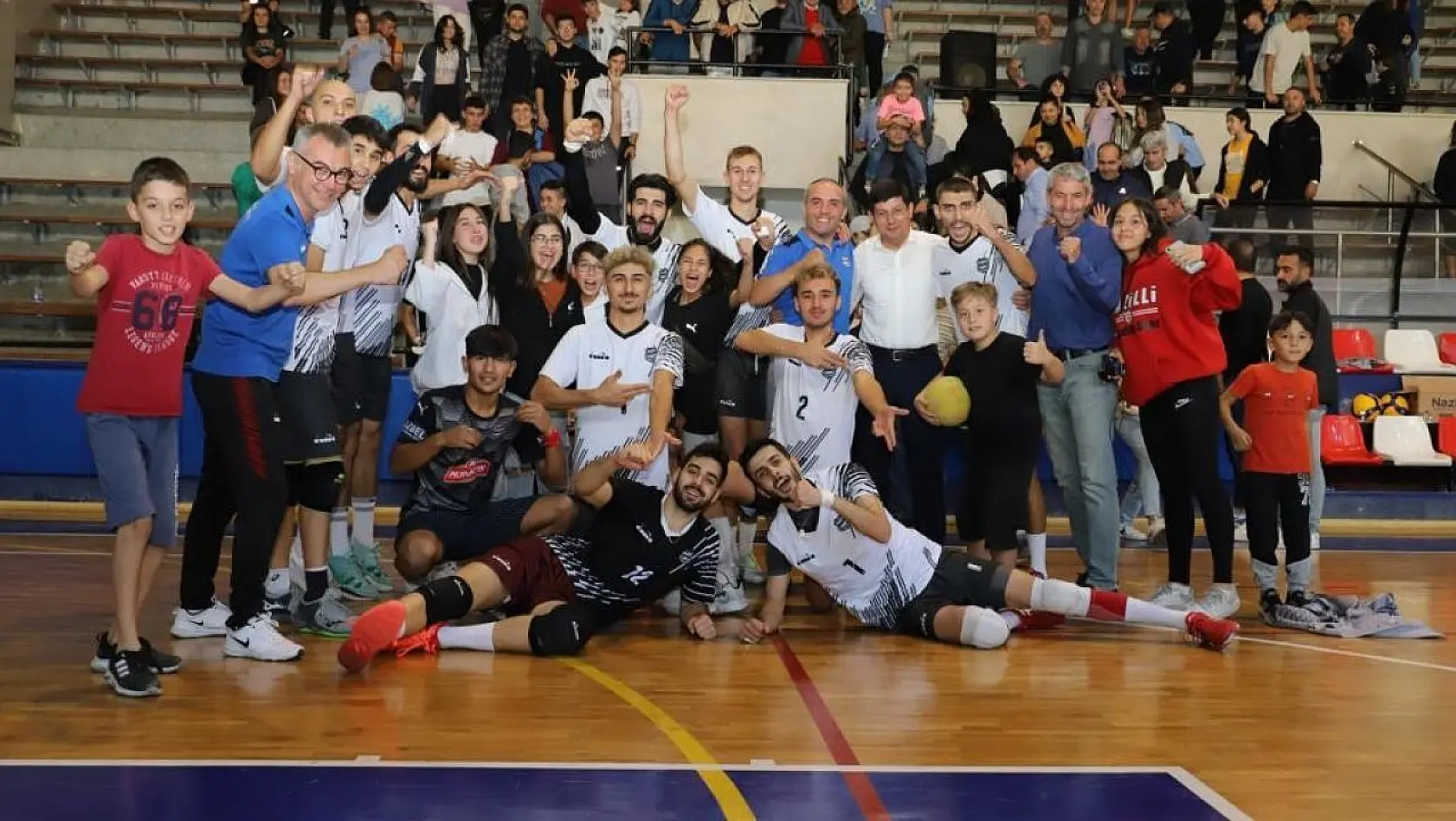 Nazilli Belediyespor voleybolda, Denizli temsilcisini 3-0 mağlup etti