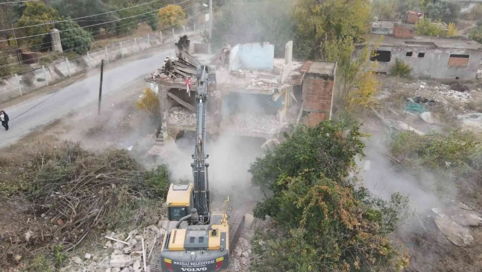 Nazilli'de metruk binalar yıkılıyor