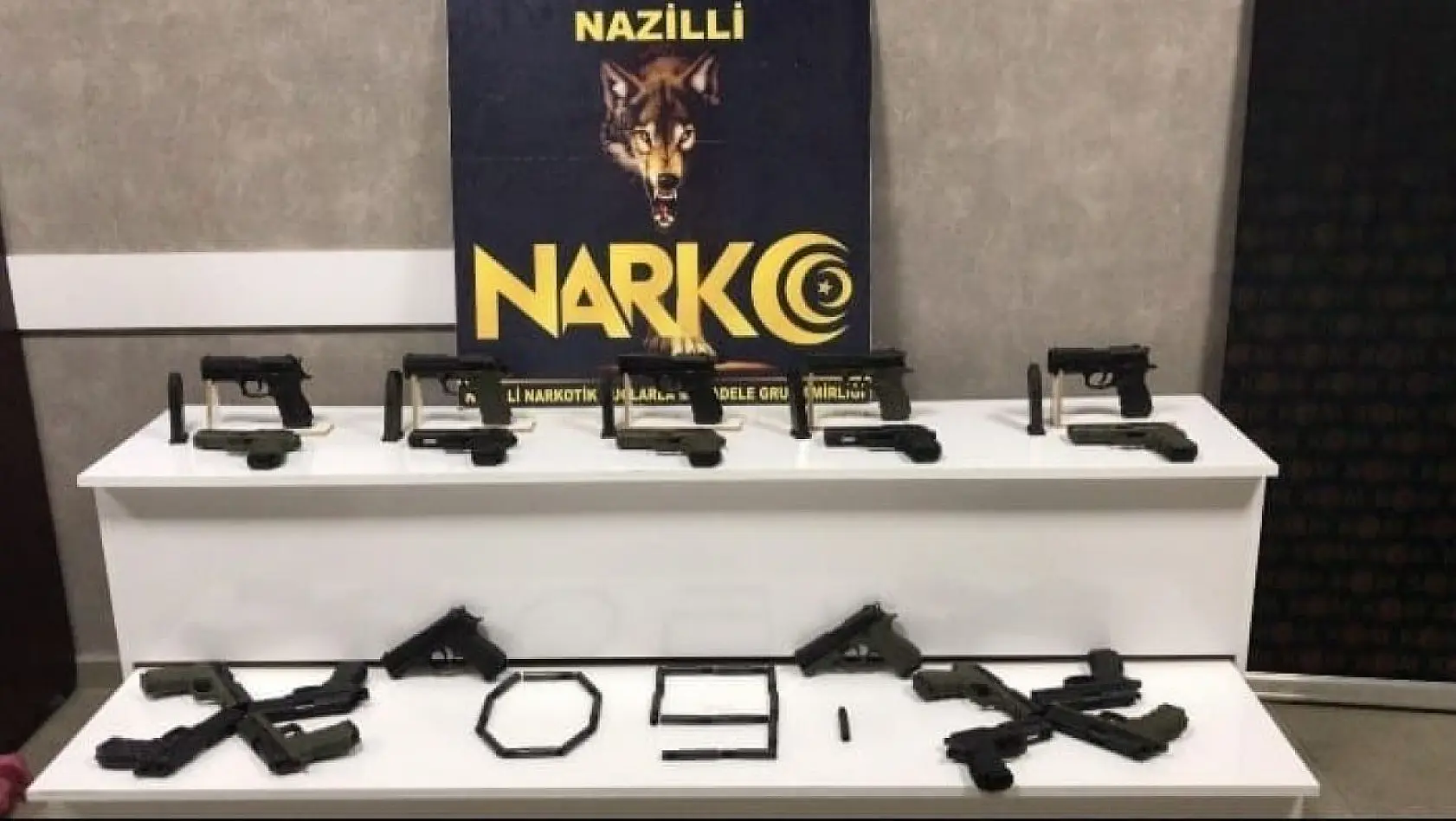 Nazilli'de otomobil gizlenmiş 9 adet silah ele geçirildi