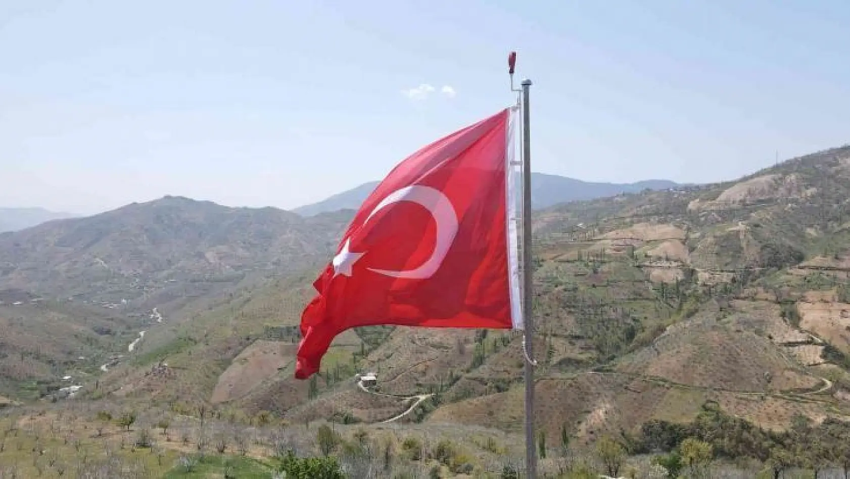 Nazilli'nin dört bir yanı dev Türk bayrakları ile donatılıyor