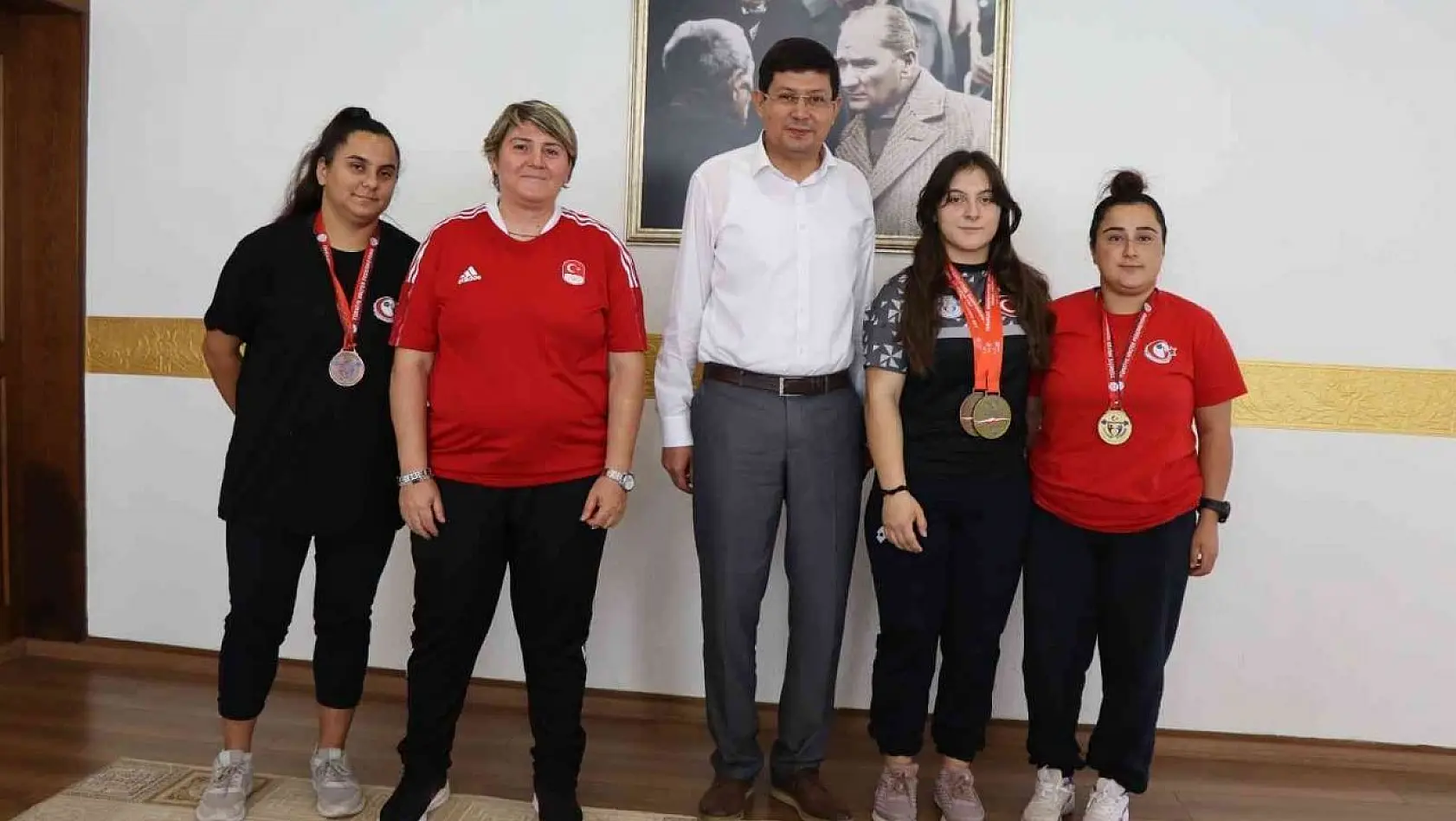 Nazilli'nin gururu kızlardan Başkan Özcan'a destek teşekkürü