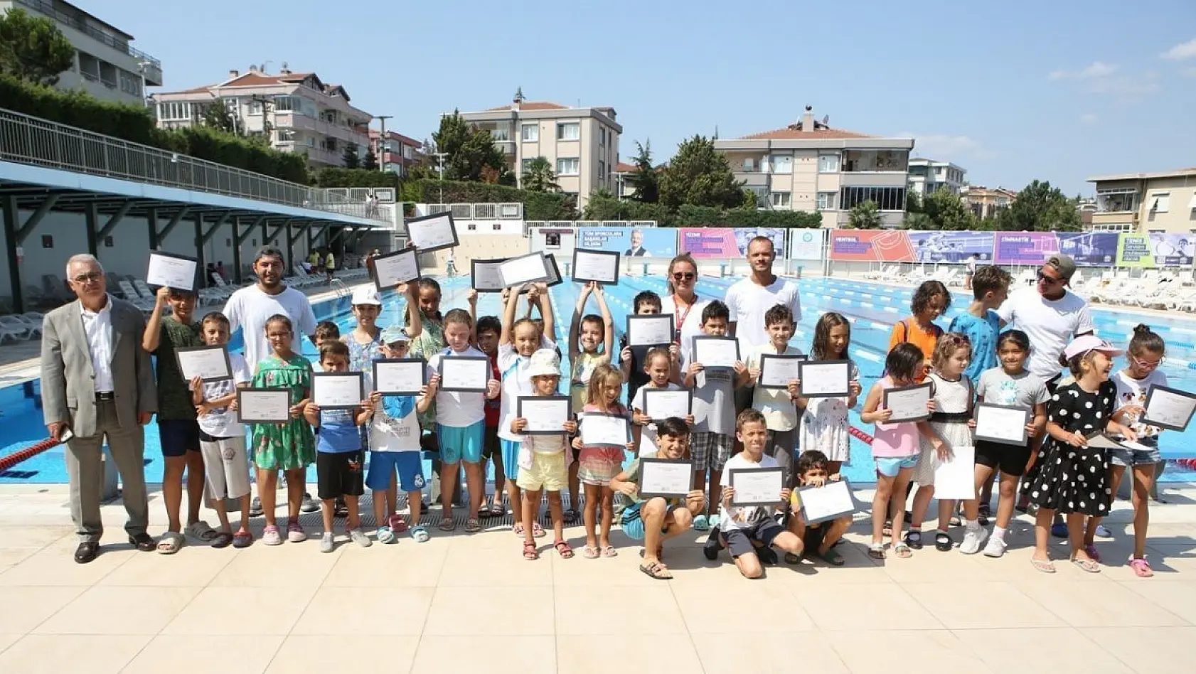 Nilüfer'de yüzlerce çocuk sertifika heyecanı yaşadı