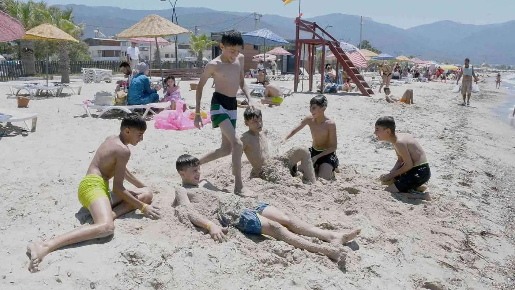 Nusaybinli çocuklar Kuşadası'nda denizle buluştu
