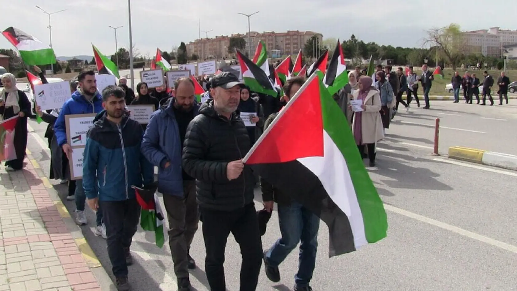 Öğrencilerinden Filistin'deki şiddete karşı sessiz yürüyüş