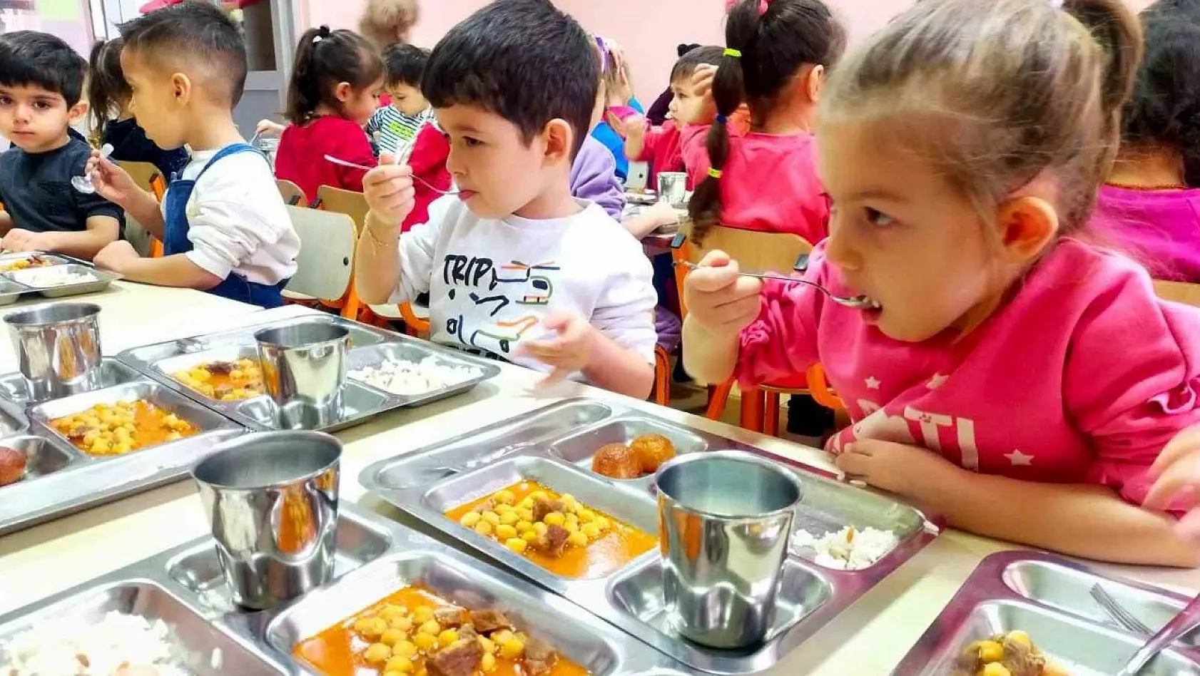 Okul öncesi öğrencilere 5 gün ücretsiz yemek uygulaması başladı