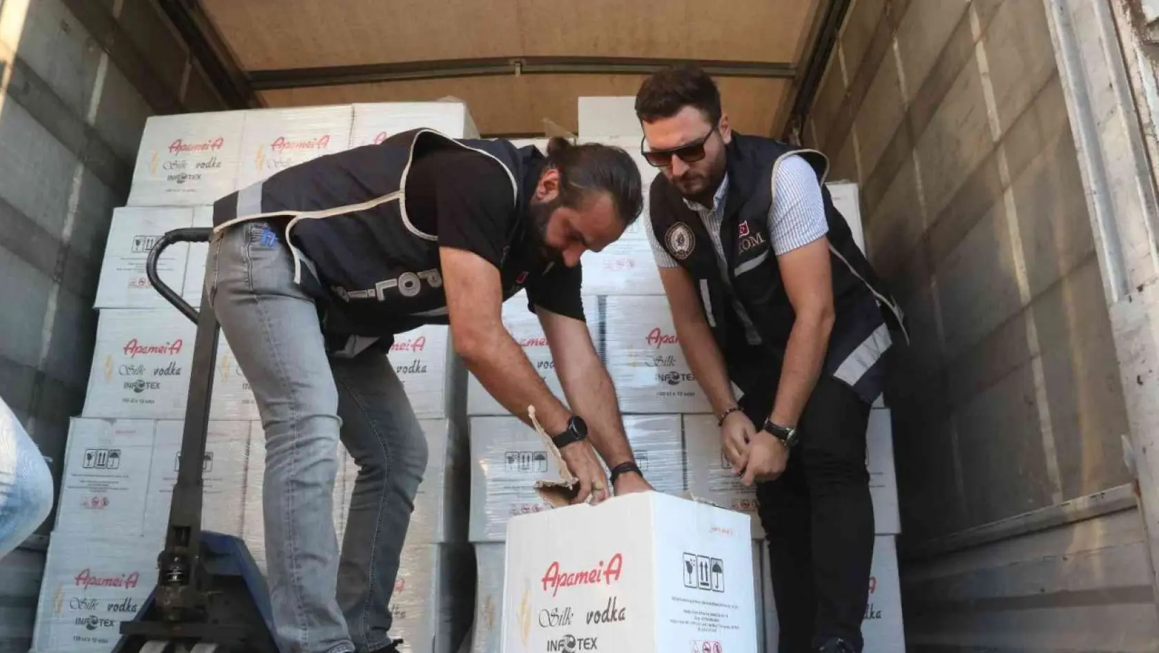Ölüdeniz'de Kamyon kasasında 8 bin şişe kaçak içki ele geçirildi