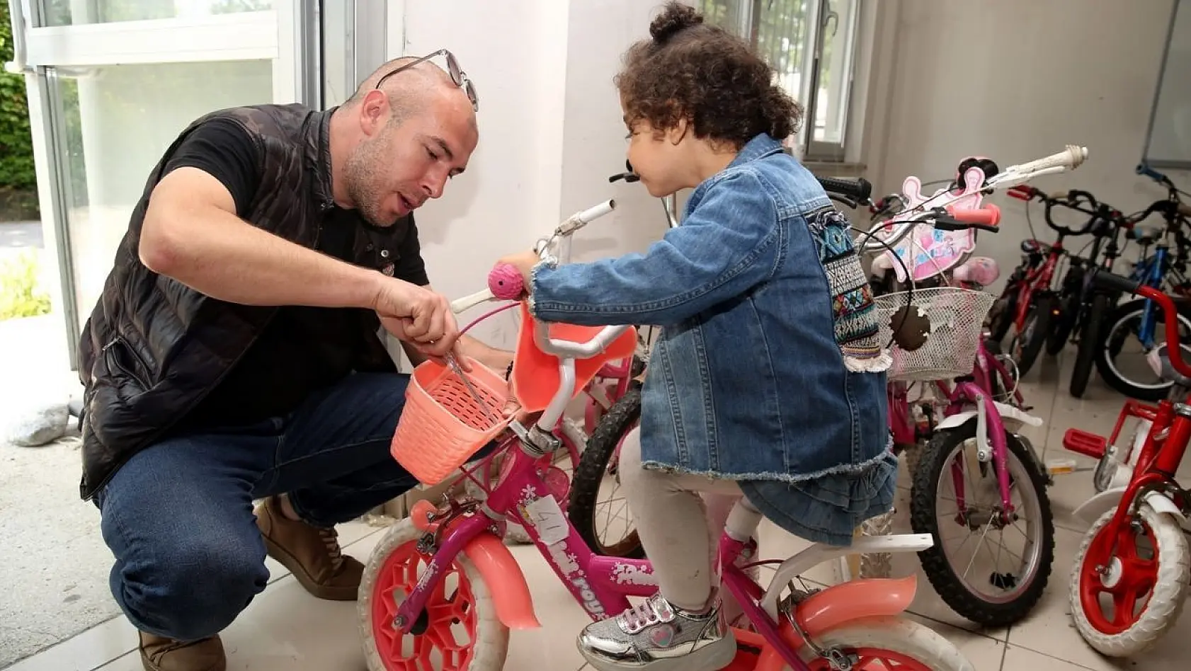 Onarılan bisikletler depremzede çocukları mutlu etti