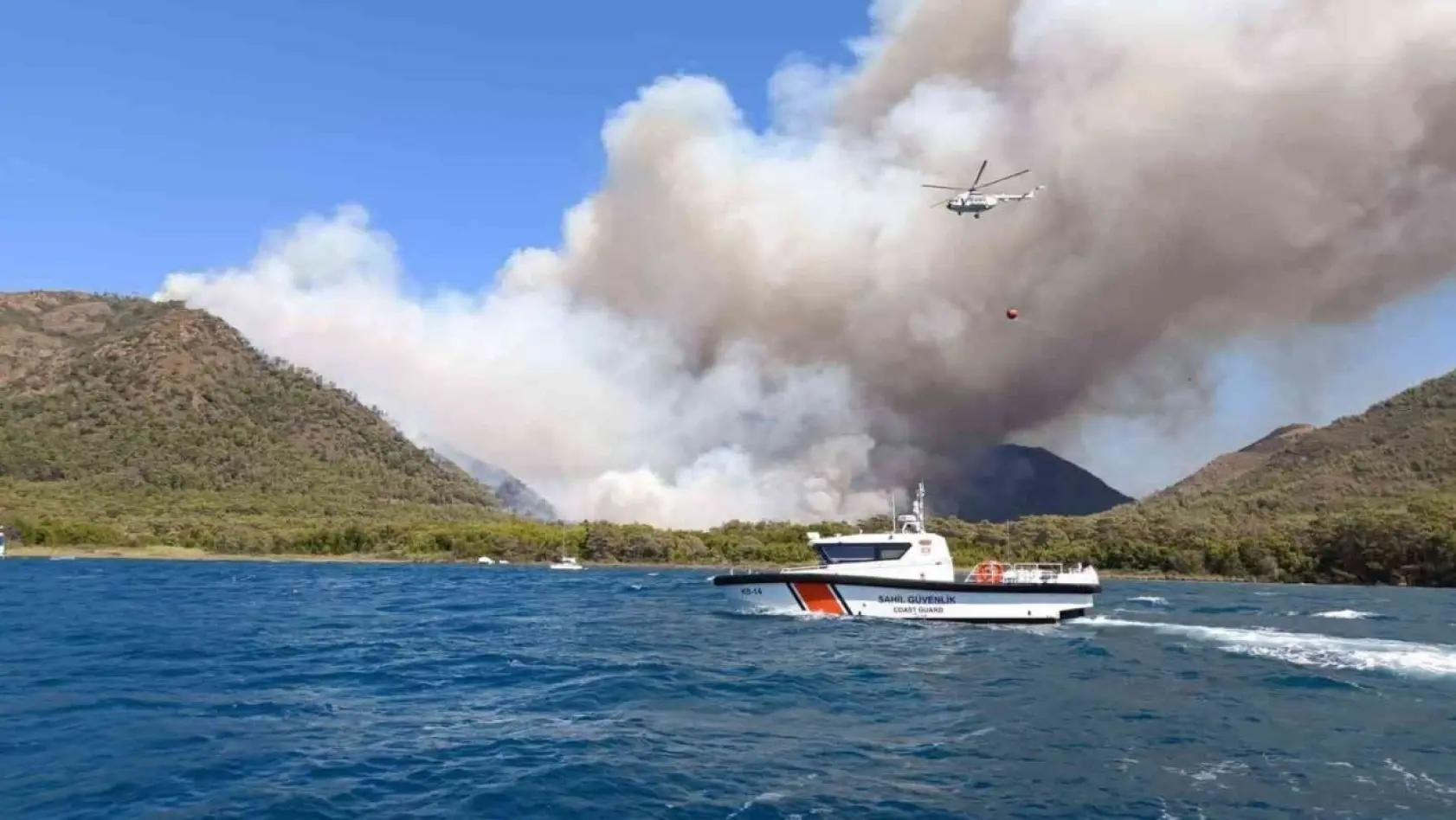 Orman yangını için uçak ve helikopterlerin su aldığı bölge deniz trafiğine kapatıldı