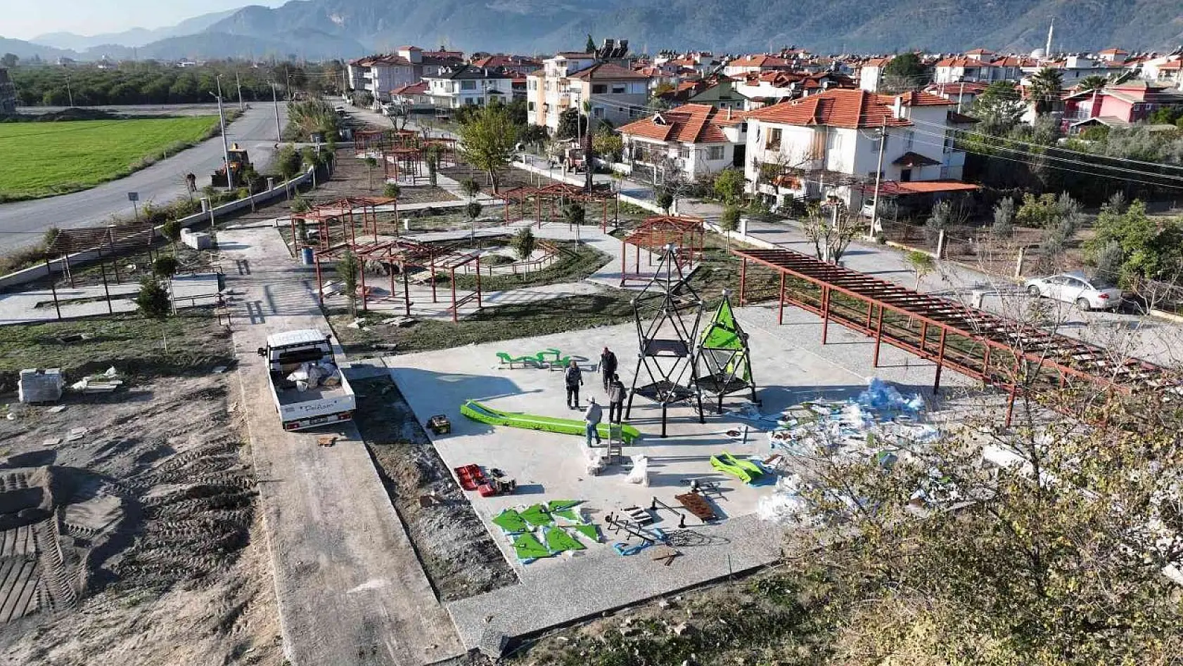 Ortaca'daki üç parkta çocuk oyun grubu montajları tamamlandı