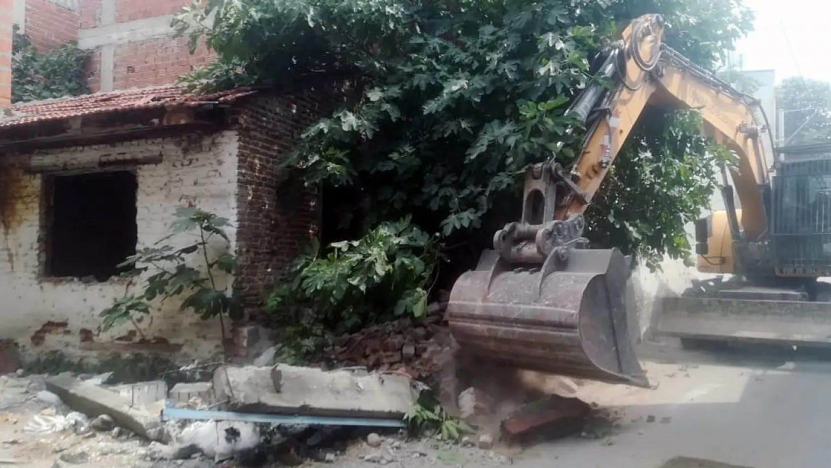 Osmangazi'de tehlike arz eden 2 metruk bina yıkıldı