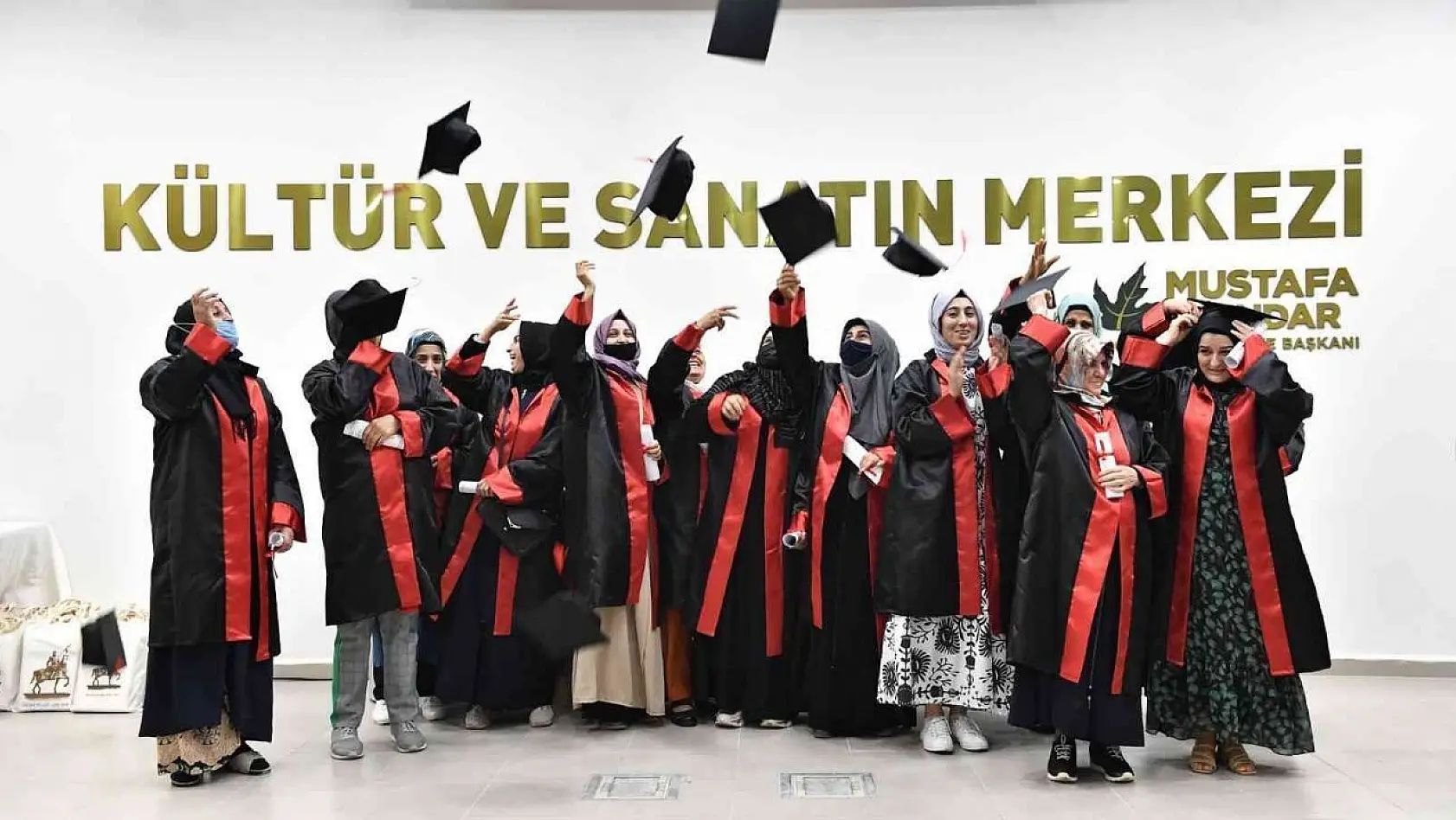 Osmangazi'de yetişkinlerin mezuniyet sevinci