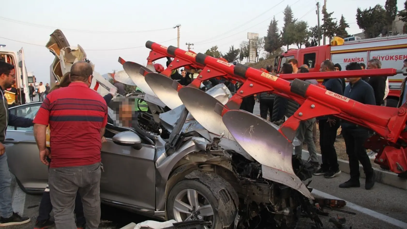 Otomobil pulluk takılı traktöre saplandı: 1 ölü, 4 yaralı