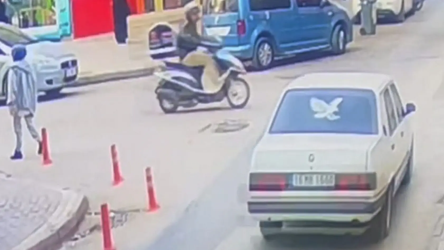 Otomobilin çarptığı motosikletli mağazaya daldı : O anlar kamerada