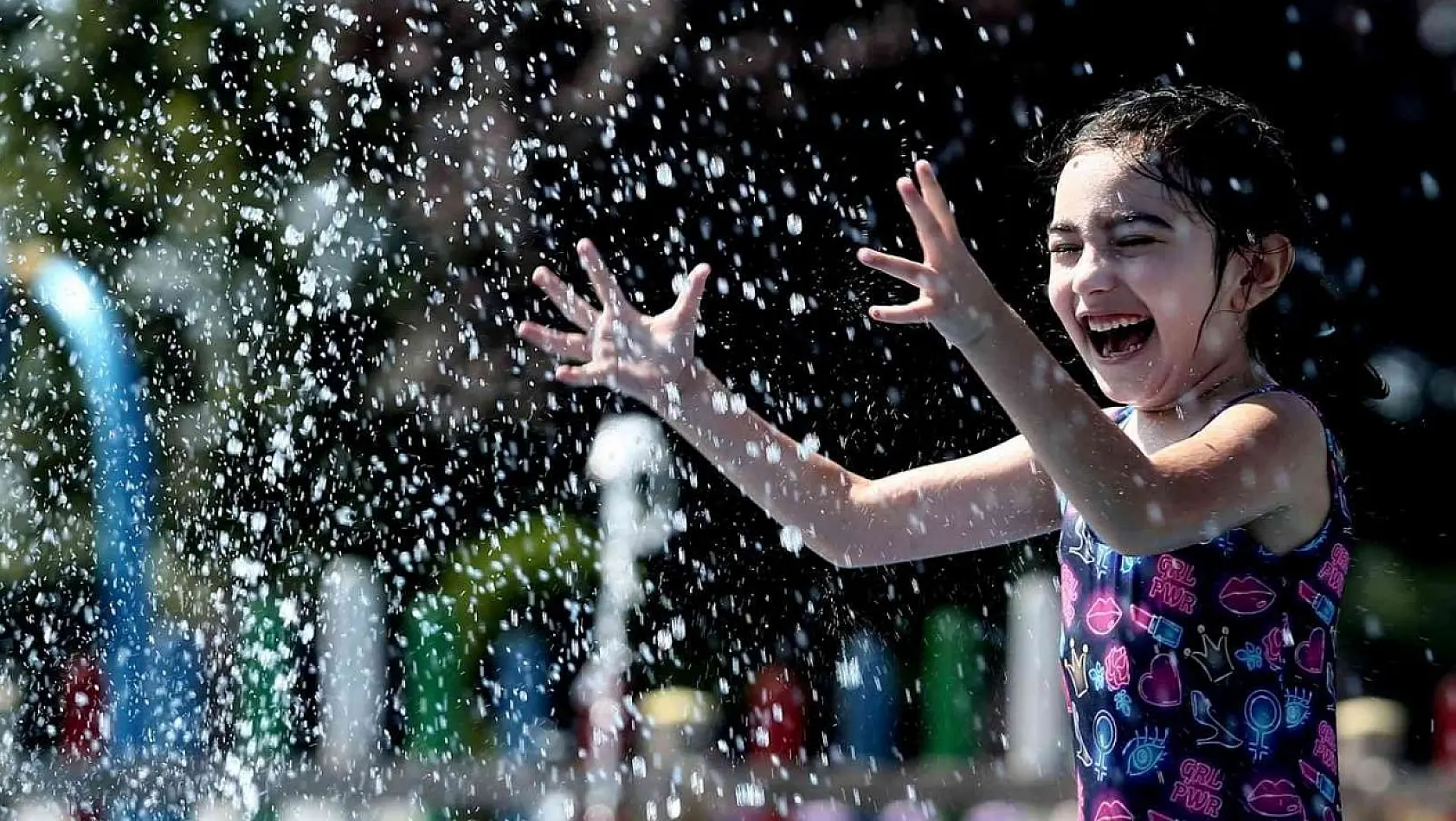 (Özel) 35 derece sıcakta bunalan çocuklar soluğu Su Oyunları Parkında aldı