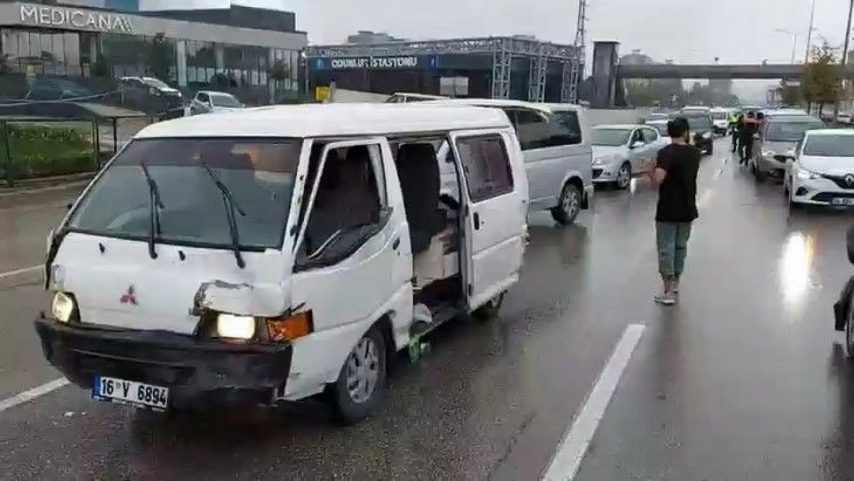 (Özel) Bursa'da çalıntı araçla polislerden kaçan şüpheli 5 araca çarparak durabildi