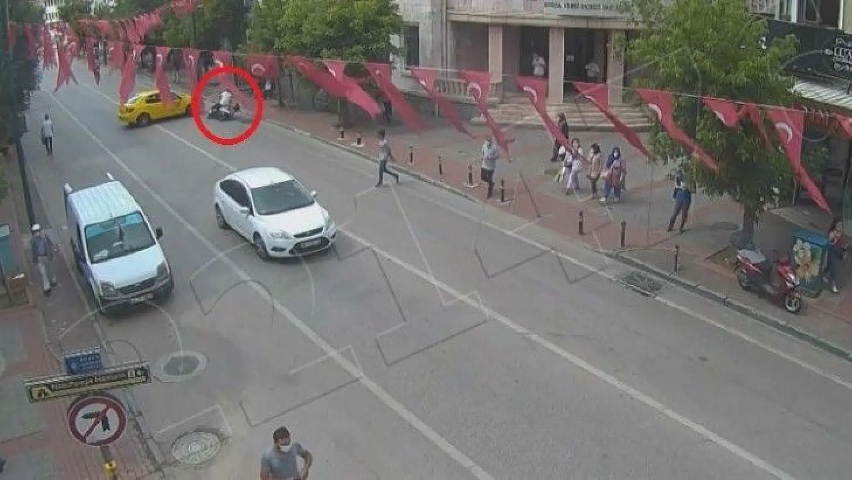 (Özel) Bursa'da motosiklet sürücülerinin ölümden döndüğü anlar kameralara yansıdı