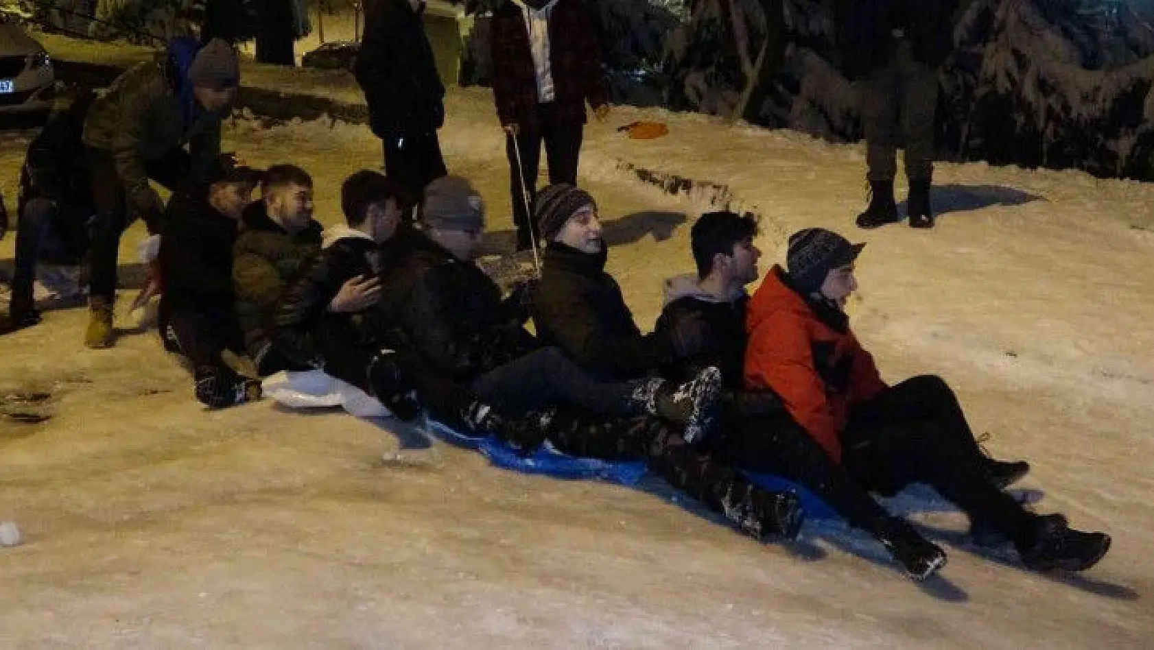 (Özel) Bursa'da sokaklar kayak pistine döndü...Poşet ve tepsilerle kaydılar