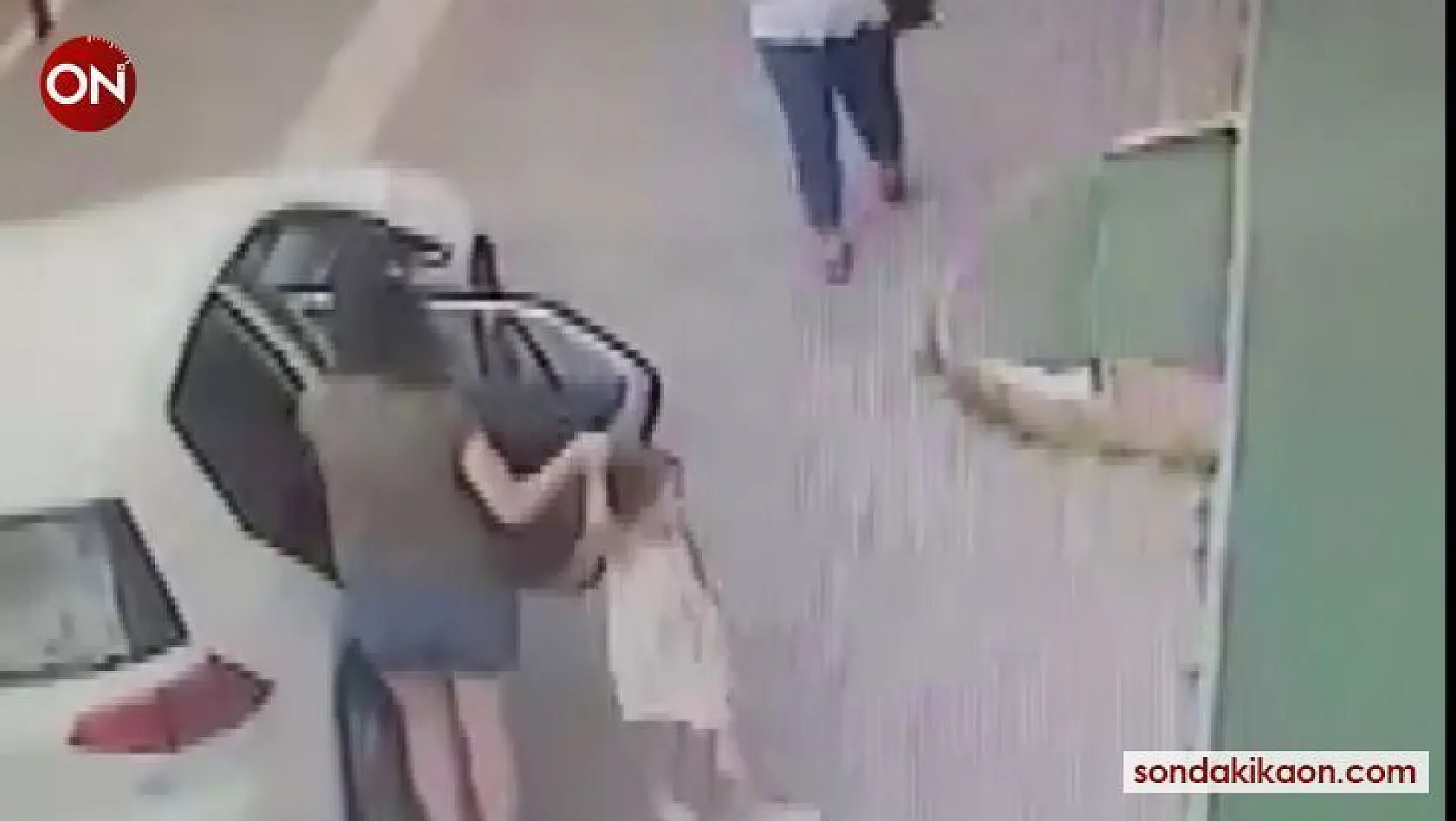 (Özel) Küçük kızın kolundan düşen altın künyeyi alan kişi güvenlik kameralarına yakalandı