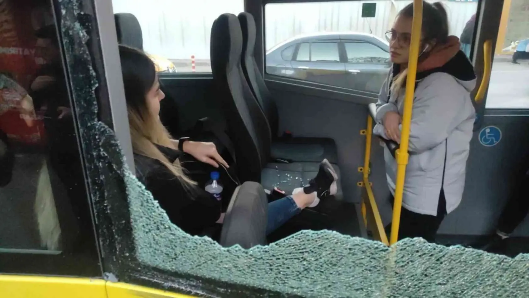 (Özel) Otobüs camı yüzünde patladı, oturduğu yerden kalkamadı