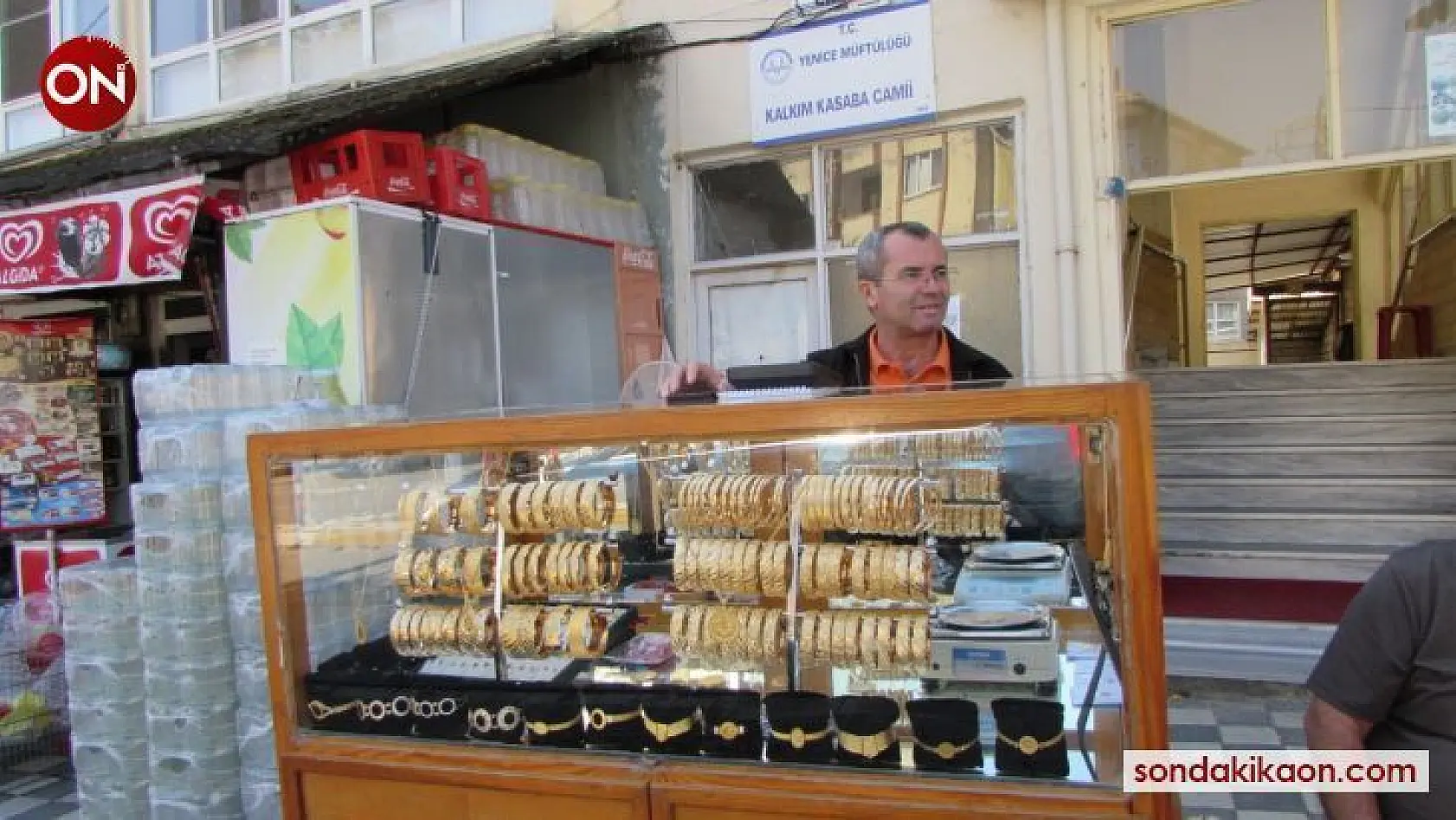 (Özel) Simit satar gibi altın bilezik satıyor...40 yıllık seyyar kuyumcu görenleri şaşırtıyor