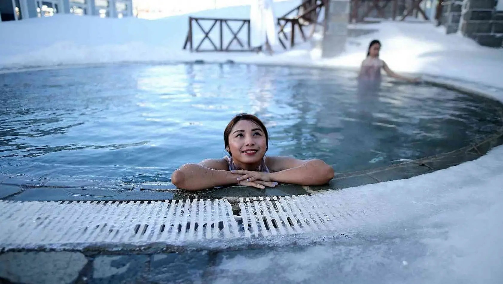 (Özel) Uludağ'a gelen turistler dondurucu soğukta sıcak havuzun keyfini çıkartıyor