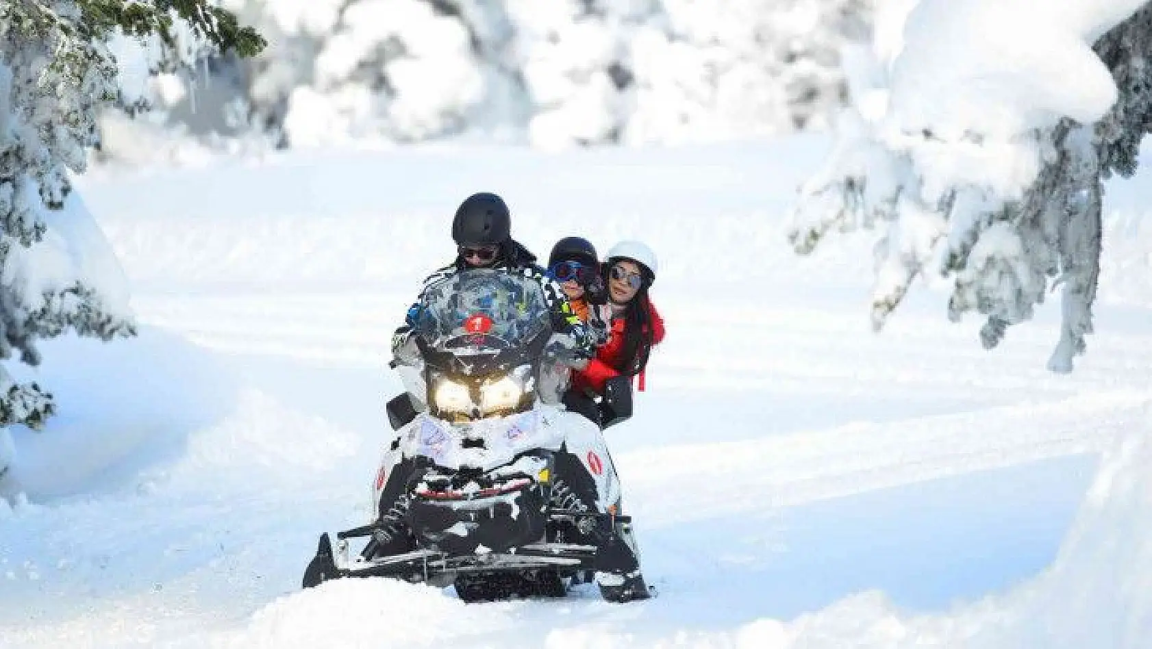 (Özel) Uludağ'ın karda gidilmeyen yerlerini kar motoruyla keşfediyorlar